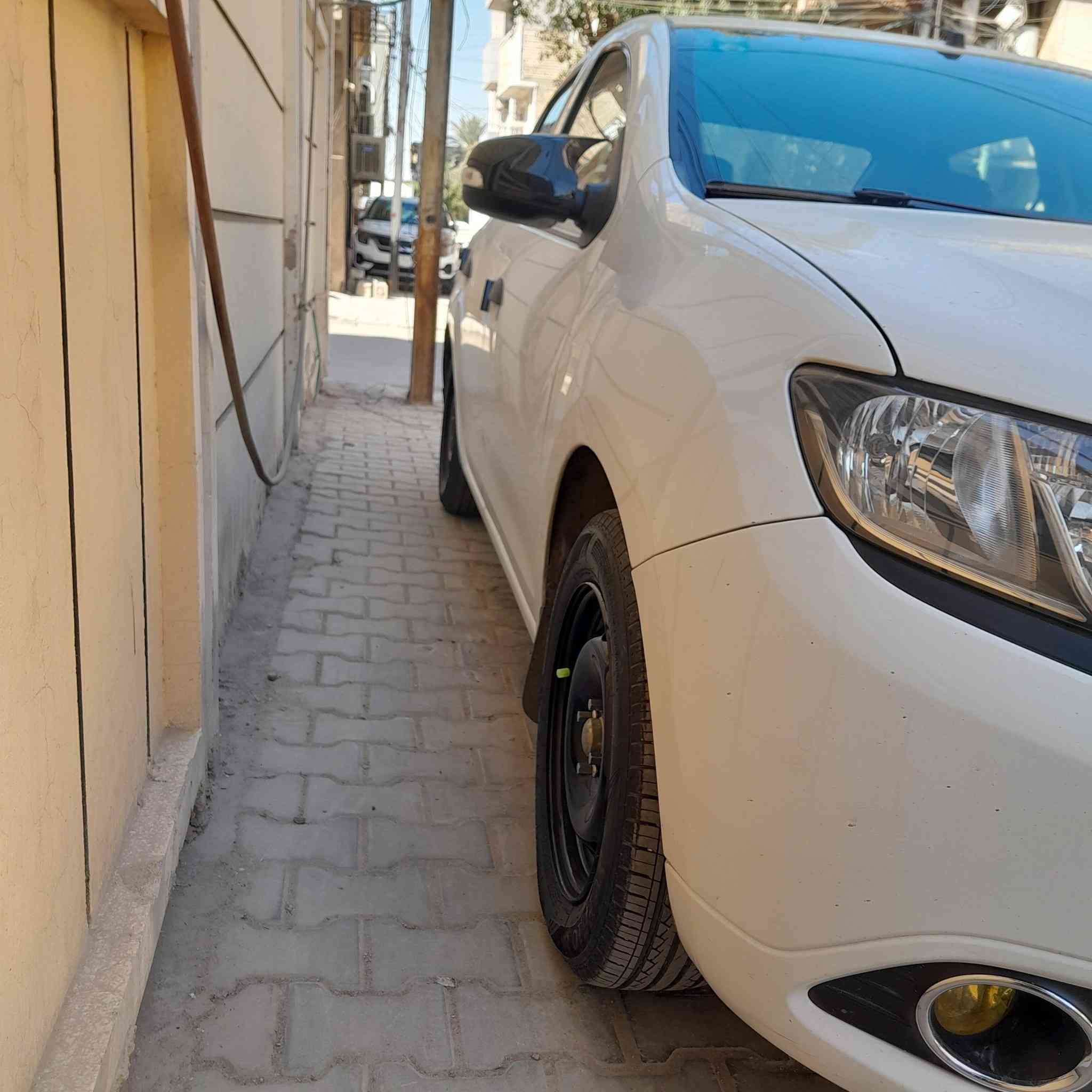 السلام عليكم  رينو سمبل اللون ابيض كفالة عامه كشر وكيري ومكينة وحدادية عدد  كليو متر حقيقي٤٧ السيارة  اخت الزيرو بعده وضع شركة السعر ٨٢ وبيه مجال العنوان بغداد   تليفون  *********** اذا اكو امراس بسيارة اقل سعر اراوس بصالون يعني اريد فرق بسعر المراوس
