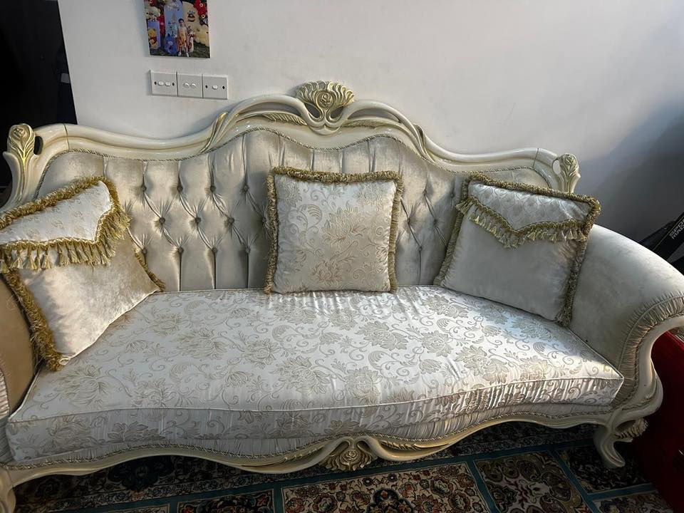 تخم ملكي للبيع نضيف جدا عشر مقاعد لون بيجي خشب درجه اولى استخدام كلش قليل سعره مليون و500 الاستفسار اتصال بالرقم ***********
