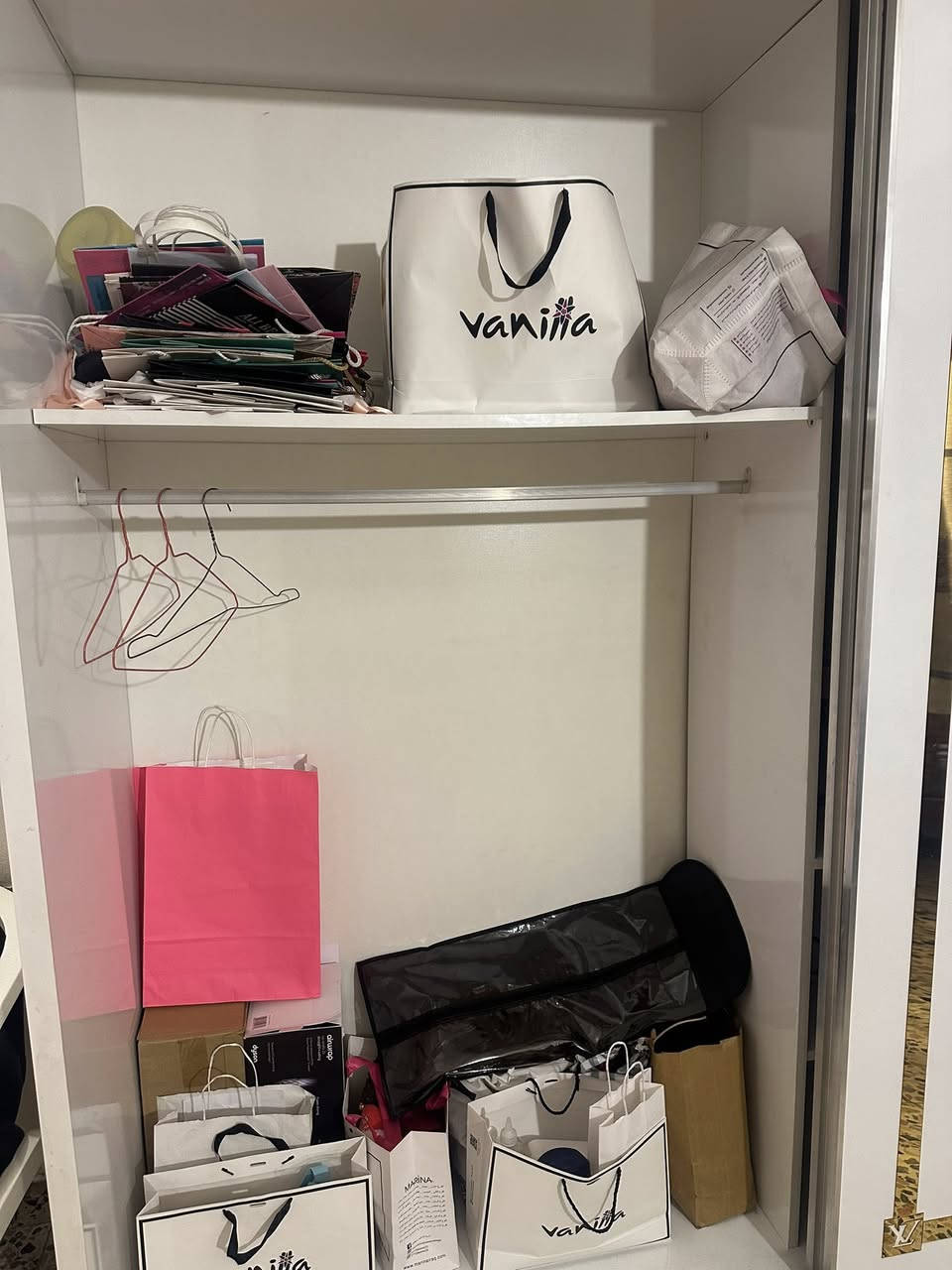 اثاث واغراض بيت للبيع
صوبات كهربائية , صوبات زيتيه ,  مكانيس ,  صيدليه او كنتور الحديد ،  القاطع الصاج الخشبي مع الابواب كامل ، زوالي ، ميز ، ميز مكتبي ، ميز طبقات حديد ، بوفيه صاج كبيره ، بوفيه خشب مصبوغه ابيض ورصاصي ، بوفية مدخل او ترهم ميز تواليت مصبوغ اببض ورصاصي ، قريولات خشب وحديد
عنواني بغداد / الكرخ


**إذا كنت صاحب هذا الإعلان وتريد حذفه لأي سبب، رجاءا أرسل رسالة إلى الدعم الفني**