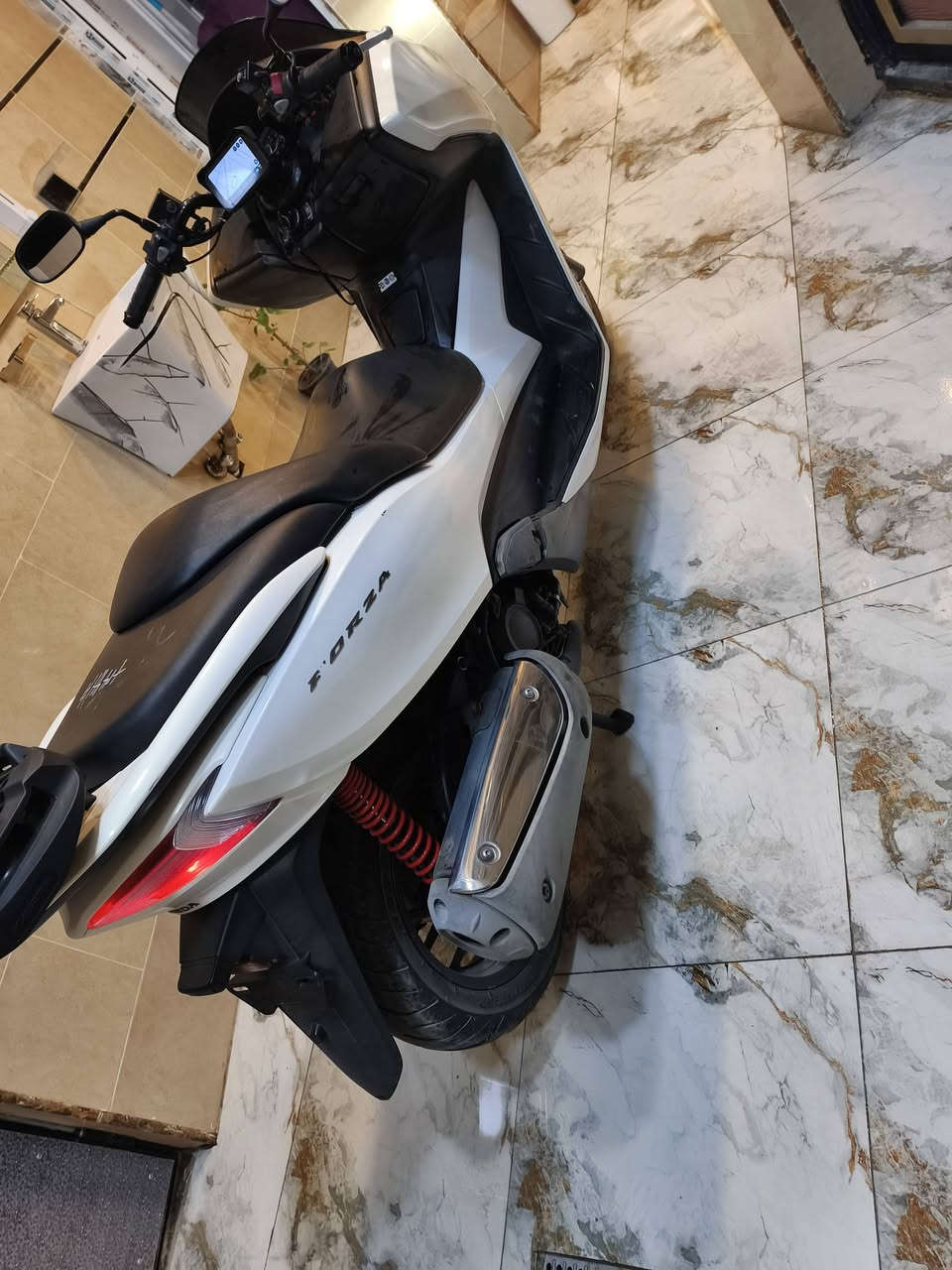 السلام عليكم فورزا 0/12/ جديده بعنى الكلمه نضام اي بي اس مانع انزلاق شاشه جي بي اس يدات هيتر سويج سكيورتي لايت زنون قبل شهرين نازله من الرمبه سعره ١٨ وليحب يتصل مكاني بغداد***********
