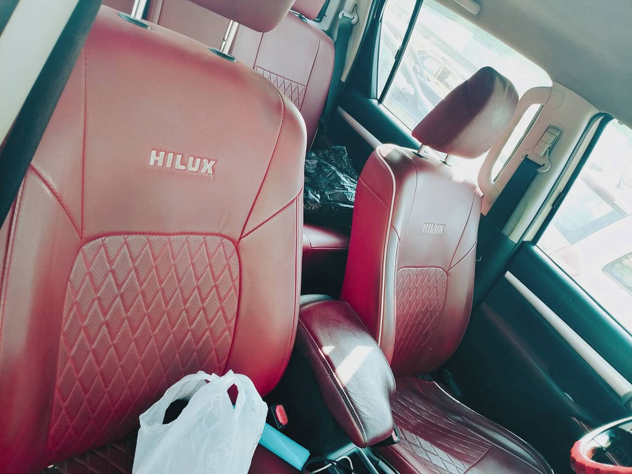 .السلام عليكم
ها يلوكس موديل 17
سياره بلادي سونار موجود بل منشور 
كير محرك تبريد مكينه كفاله عامه 
تخم تاير شواصي مكفولات بلادي 
دوخل نظيفه سياره حلو معنا الكمله بل عافيه ياخذها 
رقم بغداد نكليزي سنويا جديد تحويل ثاني يوم 
سعار سياره 255بي مجال شي بسيط
العنوان بغداد بلديات نتصل وتدلل 
***********
