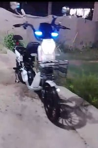 البيع موديل 2025 بس يحتاجاه  شاحنه 07873293108