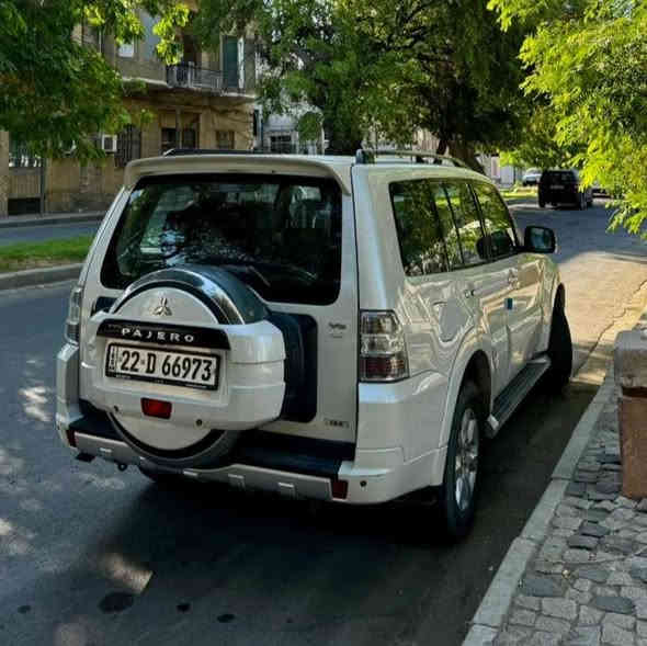 باجيرو 2014 GLS فول ((عدا الدمام فقط))
سيارة نظيفة استخدام قليل ما ناقصها شي  
محرك 3500 المرغوب
ماشية 91 الف كيلومتر تقريباً 
محرك وكير بحالة ممتازة
مكفولة من الضربة والصبغ 
فقط تكحيل شخوط 
وبيها رصعة بسيطة بالدعامية الخلفية مثل ما موضحة بالصورة

المواصفات معروفة

كشنات جلد تحكم كهرباء
فتحة سقف 
تحكمات ستيرن 3 اتجاهات اوامر صوتية بلوتوث
مري شفط كهرباء
4 حساسات خلفية + كاميرا خلفية
شاشة اندرويد ممتازة
منظومة زنون عالي ناصي قوية
كشافات ضباب زنون

رقم اربيل الجديد تحويل مباشر
سنوية 2029/9 

المكان بغداد 
*********** موجود واتساب
