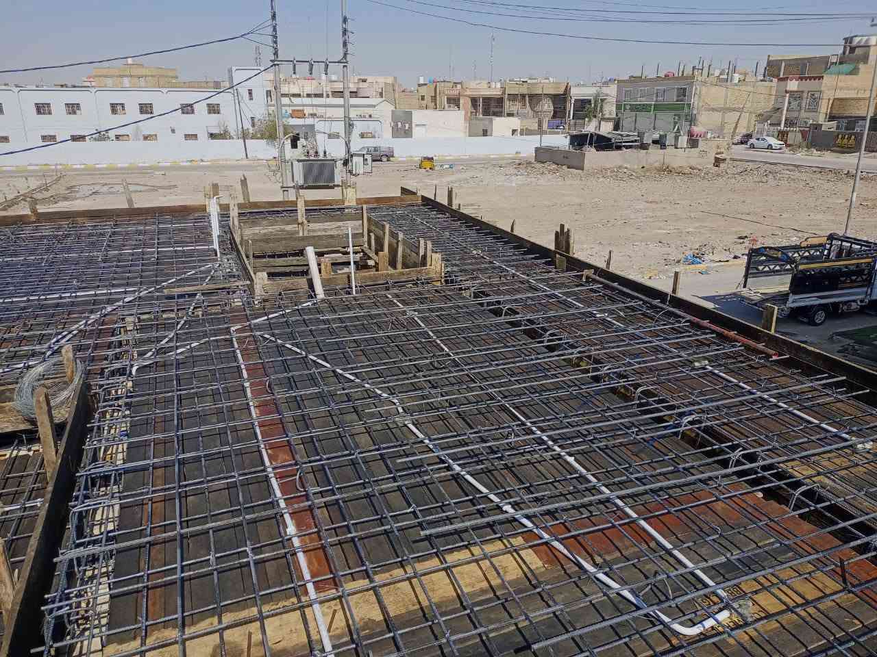 يعلن مكتب الملتقى للمقاولات العامه وبناء الدور السكنيه  
بالحاضر والتقسيط 

بناء دار تشطيب ( بالنقد ) 200 متر طابق واحد نقد 65 مليون تؤخذ على شكل دفعات لحين انتهاء العمل اي المبلغ المسحوب من صاحب الدار يكون اقل مما موجود على واقع الأرض
200 متر هيكل 30 مليون

دار 300 متر المبلغ الكلي 85 مليون 
250 متر 75 مليون ( ملاحظه /// التشطيب لايشمل الجرانيت والمرمر فقط بورسلين )

التشطيبات  ..... 

1. الكهرباء والماء والمجاري تكون افضل مما موجود في الأسواق
2. لوح جداري والأرضيه بورسلين ١٤ ملم والعمل يكون بكادر ايراني
3. لباخ البيت كاملآ يكون نظام المساطر للبيت كاملآ
4. شبابيك المنيوم
5.حدل الأرض بالسبيس ماقبل وضع الأرضيه 
6. لباخ وجه البيت فقط.

الهيكل...... 
 
  
1. قلع التربه حسب المنسوب
2. فرش التربه بطبقة تراب وحدلها بالحادله الضلفيه 
3. فرش طبقة سبيس وحدلها بالحادله المطاطيه 
4. رباط ارضي تسليح 8 خطوط شيش أيراني 
5. طابوق الاصلاح 
6. فريمات فقط دون جراجيب 
7. صب السطح كونكريت شيش أيراني بأبعاد 25 سم
8. أسمنت الدوح + حصو غريبه + رمل الزبير
9. 
10. سياج خارجي + دنك باب خارجي

 

مكتب الملتقى للمقاولات/ ناصريه / قرب المعهد الفني

*********** وات ساب
