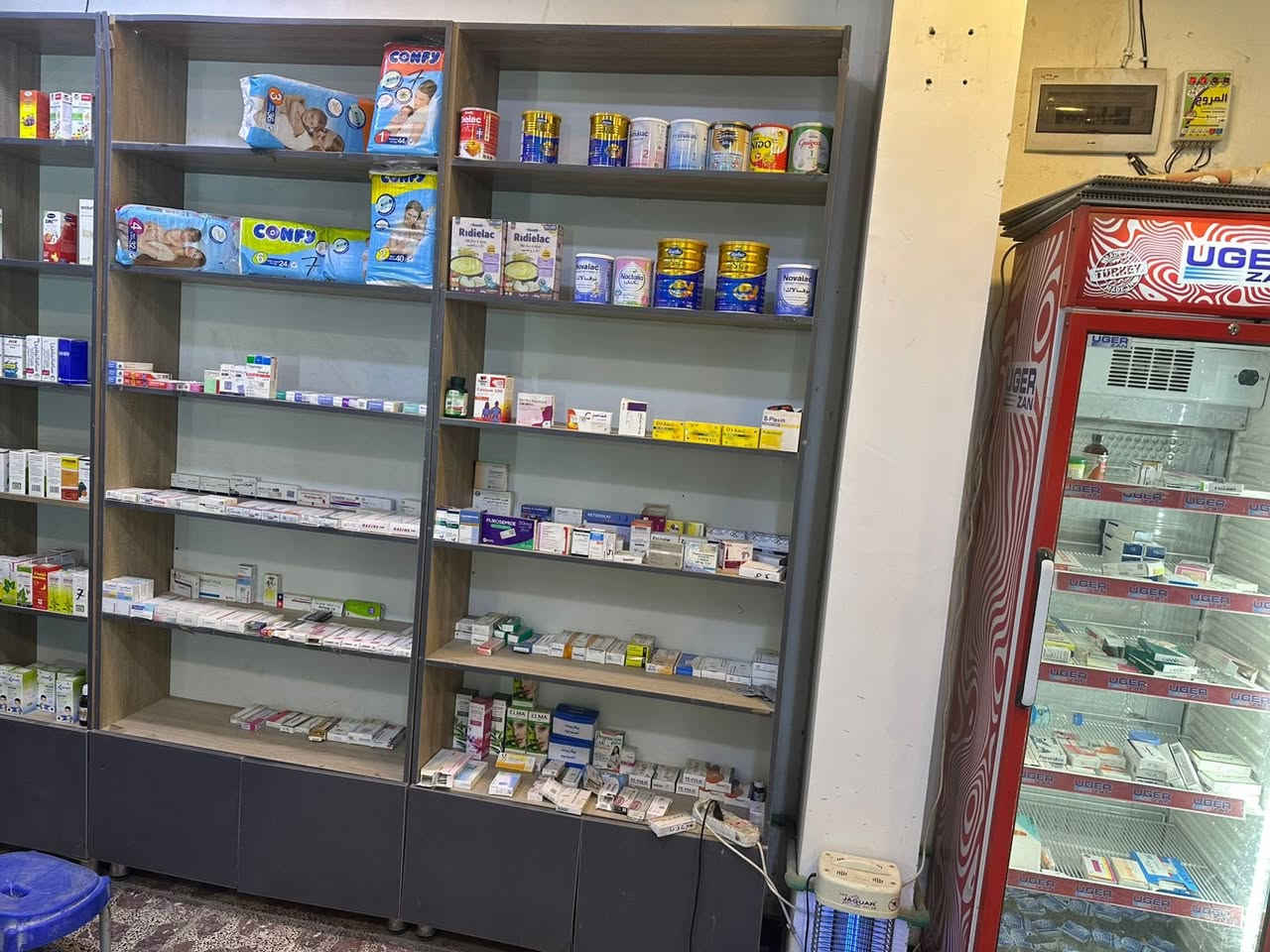 غراض صيدلية كاملة ثلاجة ورفوف وعارضات وملاحقات وميز للبيع للاستفسار الاتصال ع الرقم ***********
