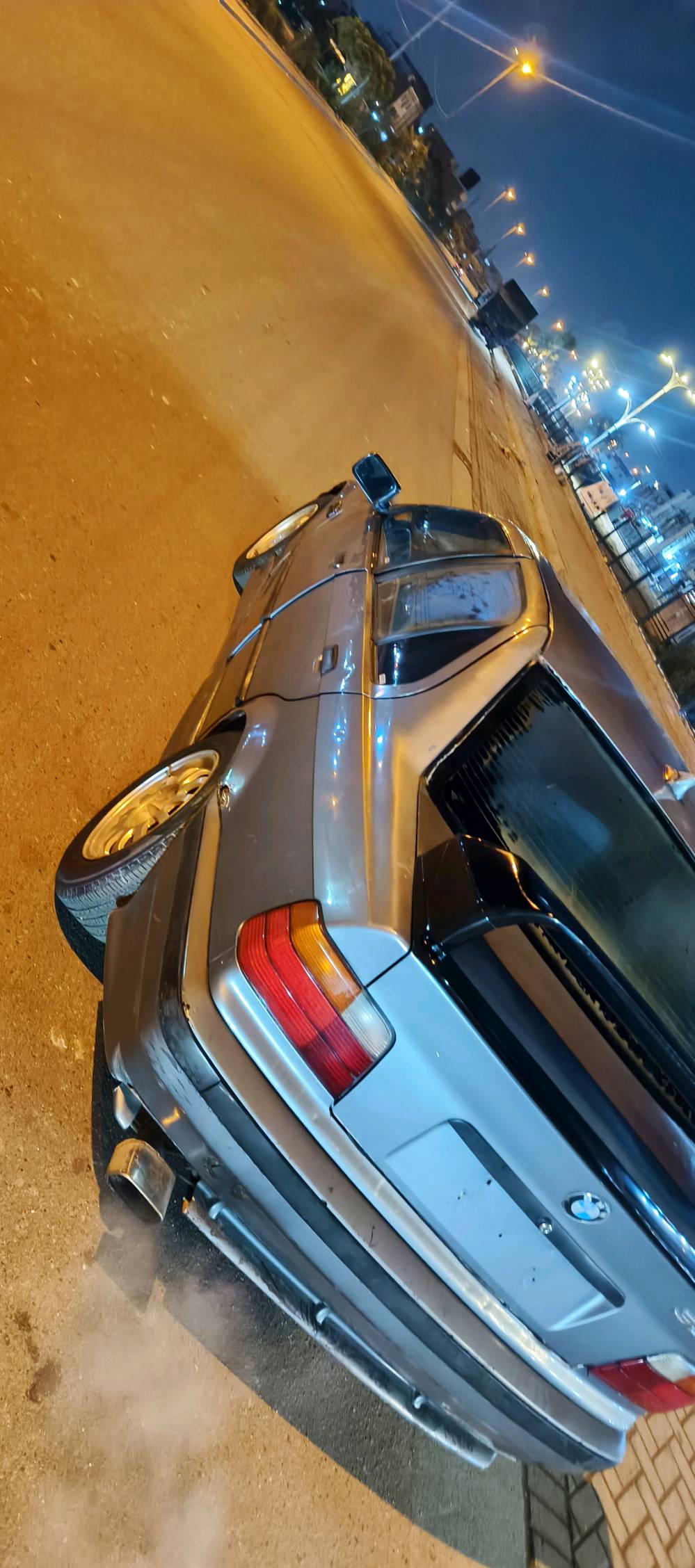 بيئم ٣٦е
V6
رقم دولي جديد
محرك جديد
كير عادي 
حداديه جديدا 
تايرات نضيفه 
بغداد حي لجهاد 