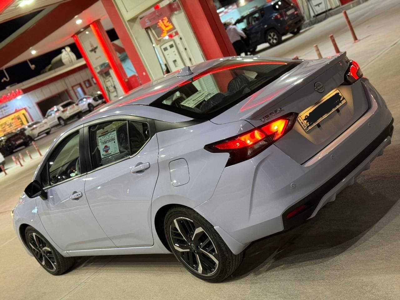 السلام وعليكم نيسان فيرسا 2023 SR للبيع 
فول مواصفات معروفه :
 • وارد: أمريكي
 • اللون: سموك
 • ماشية: 13 الف مايل فقط
 • بدون صبغ بدون ايرباك بدون دواخل

📋 المواصفات:

 • شاشة كبيرة مع Apple CarPlay / Android Auto
 • شاحن لاسلكي
 • رادارات أمامية + خلفية + جوانب
 • حساسات أمامية وخلفية
 • كاميرا خلفية عالية الدقة 
 • مقاعد مخمل مع لمسات رياضية SR
 • ستيرن مع تحكم كامل (أوامر صوتية + ميديا + كروز كونترول)
 • كروز كونترول ذكي (Adaptive Cruise Control)
 • دخول ذكي + تشغيل بصمة
 • LED لايتات أمامية
 • نظام تنبيه مغادرة المسار + تحذير اصطدام أمامي
كشنات اماميه تدفئه
سياره بيها فقد تعديل بارد بين جامغ سايق وبونيد فقط اربعه أصابع سياره مرقم جديد سنويه هزه جديده
مكان سياره كركوك للاتصال *********** كركوك, العراق
