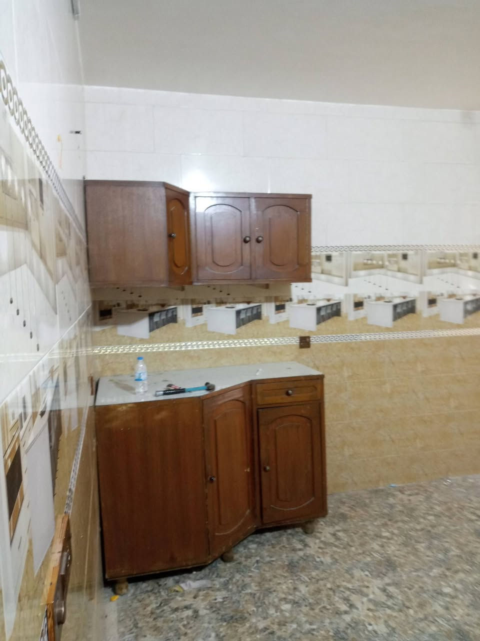 السلام عليكم بيت للاجار الدوره هور رجب يم المدارس 4غرف نوم اجاره 400الف للاستفسار  الاتصال على رقم ***********
