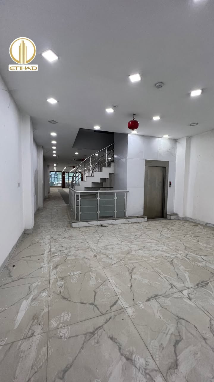 #مكتب_الاتحاد_للعقار
🏛⭐️عمارة للإيجار حي المصارف ⭐️🏛

⬅️️ تقع على شارع المصارف الرئيسي قرب أرشد الزيباري⭐️🏛️

⬅️️المساحة 270متر ⭐️🏛️

⬅️واجهة 11متر ⭐️🏛️

⬅️مكونة من اربع طوابق ومصعد وسلم طوارئ خارجي ⭐️🏛️

تفاصيل اكثر يرجى مراجعة المكتب

 ______________________________

         🏛️مكتب الاتحـــاد للعقار 🏛️

الفرع الاول : شارع المصارف الرئيسي 

الفرع الثاني: الصديق بداية سايدين البحرين 

☎️***********☎️⭐️عبدالله العبيدي ⭐️
