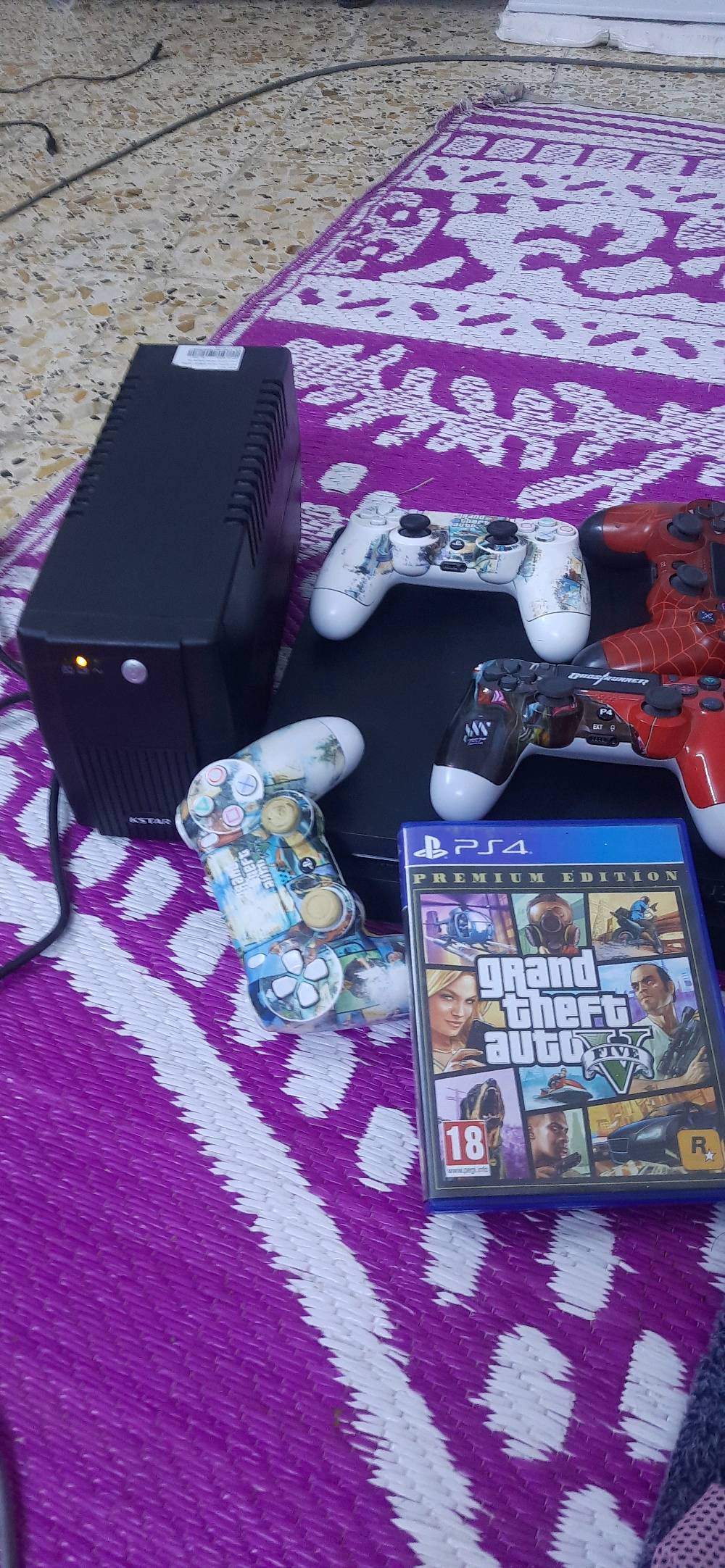 سلام عليكم شباب   ps4 سلم مهكر نظيف جدا وغير مفتوح او داخل صيانه لوك  نظام 12.00 وتكدر شغل اونلاين معه قرص تهكير معه 8لعبات وقرص GTa5 معه 4 يدات بلي معه Ups جديد استخدام جدا قليل سعره330 الف