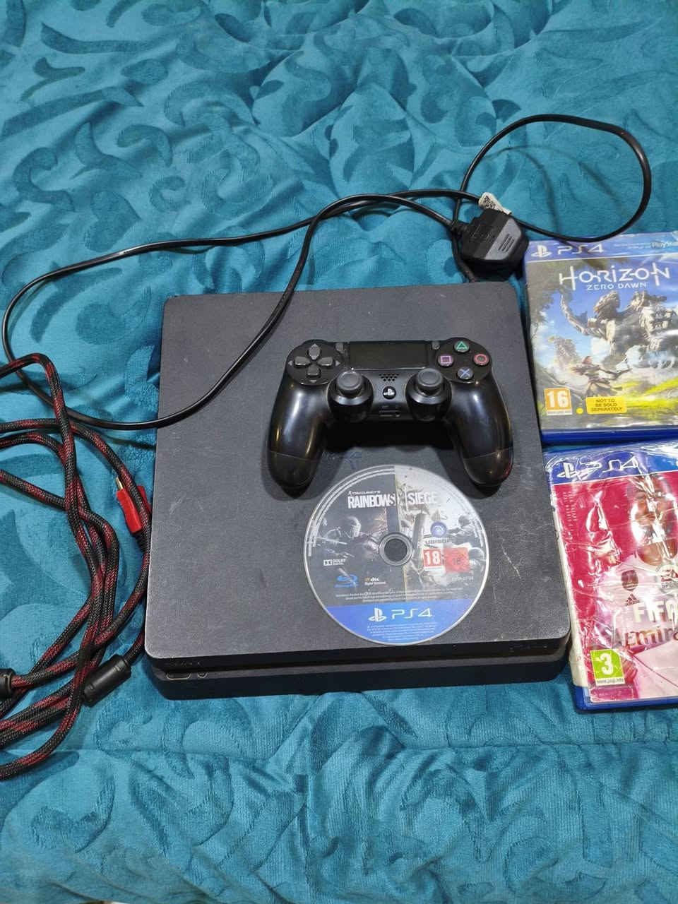 بلي 4 سلم 500 كيكا وياه 5 اقراص ويده اصليه نضيف استعمال شهر سعر 250 وبي مجال.تواصل على هاذا الرقم***********
