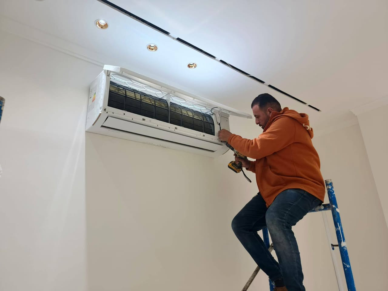 ❄️ ورشة كاظم الفرطوسي للخدمات الفنية & مجمع الحاج فاضل علوان ❄️
​هل تبحث عن الراحة والانتعاش في صيف العراق اللاهب؟ نحن هنا لخدمتكم بأعلى معايير الجودة وبأسهل طرق التسديد!
​🛠️ خدماتنا الفنية (ورشة كاظم الفرطوسي):
​نقدم لكم حلولاً متكاملة وشاملة لعالم التبريد:
​نصب وفك: تركيب واحترافي لجميع أنواع السبالت والمكيفات.
​صيانة وغسل موقعي: تنظيف عميق بأحدث المعدات في مكانك لضمان أعلى كفاءة تبريد.
​دعم فني متخصص: فريقنا جاهز لتلبية احتياجاتكم داخل وخارج محافظة ذي قار.
​🏢 تجهيزاتكم من (مجمع الحاج فاضل علوان):
​نوفر لكم أجود الأجهزة الكهربائية والمنزلية مع ضمان حقيقي وشامل يمنحكم راحة البال.
​💳 عروض الأقساط والضمان:
​لأننا نهتم بتسهيل الأمور عليكم، وفرنا لكم:
​نظام أقساط مريح: عبر منصة مصرف الرافدين ولمدة تصل إلى 10 أشهر.
​ضمان حقيقي: التزامنا بالضمان هو سر ثقة زبائننا بنا.
​📍 الموقع:
​سوق الشيوخ - تقاطع الصناعة - قرب الملعب.
(موقع مجمع الحاج فاضل علوان)
​📞 للحجز والاستفسار (نحن بخدمتكم دائماً):
​تواصلوا معنا عبر الأرقام التالية:
​***********
​***********
​***********
​💡 نصيحة فنية من ورشة الفرطوسي:
​للحفاظ على كفاءة السبلت وتقليل استهلاك الكهرباء في الصيف، ننصحك بتنظيف الفلاتر الداخلية دورياً وفحص مستوى الغاز قبل اشتداد الحرارة.
​ثقتكم هدفنا.. ورضاكم غايتنا
#تبريد #صيانة #سوق_الشيوخ #ذي_قار #أقساط #مصرف_الرافدين #أجهزة_كهربائية
