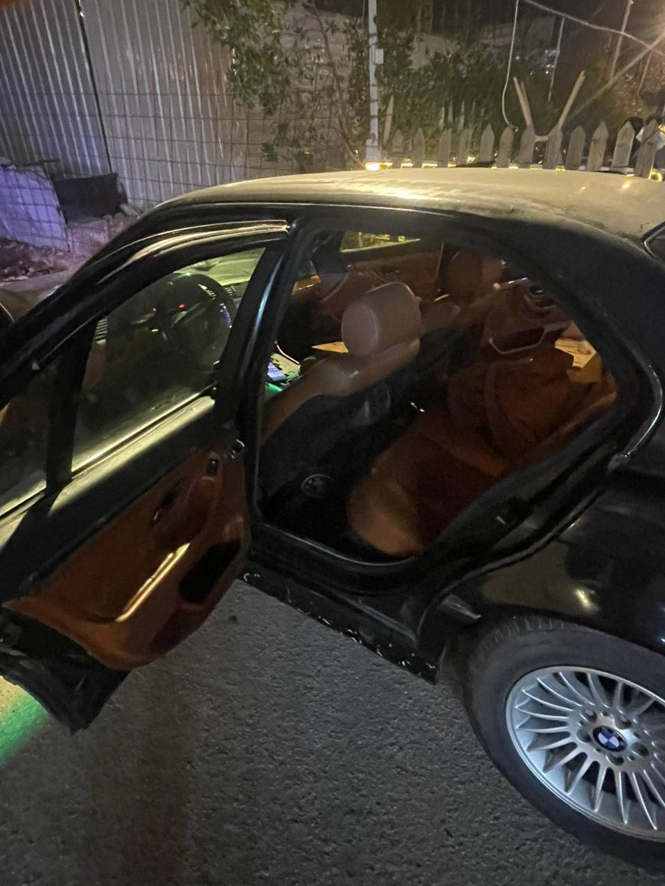 سلام عليكم ...
BMW كاسحه موديل 1996محدثه 2000السياره كفاله كير ومحرك كهربائياتها كامله والصدر بل صندوك مالها بس ينشد صبغ يرادلها لان  جارده وعوزها ترتيبات بسيطه رقمي ***********
