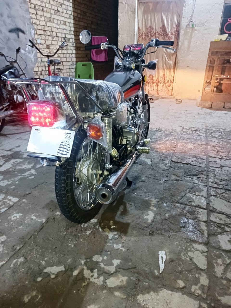 سلام عليكم نامه امتياز للبيع موديل 26 صالها اقل الشهر من طالعه من الوكيه شبه الشلامجه كلها شغاله دراجه جديده اوراق سكنر سعرها 650 وبيها مجال قليل مكاني بابل الحله شارع 80 مال كربلاء ***********
