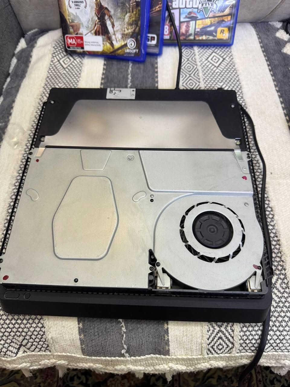 بلي 4 سلم للبيع
هارد 500 كيكا لوك مامفتوح جهاز مع كارتونه مع اقراص ٣ ويدات اثنين وياه سماعه رأس جهاز جديد مو اوربي 
السعر 200 الف مكاني بغداد الحريه 
***********
