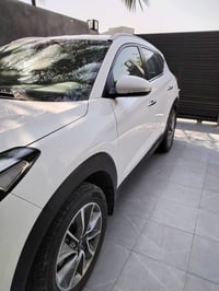 توسان 2018 خليجي ماشيه ٨٥ مكفوله من الصبغ والتبديل فقط بارد باب السائق...