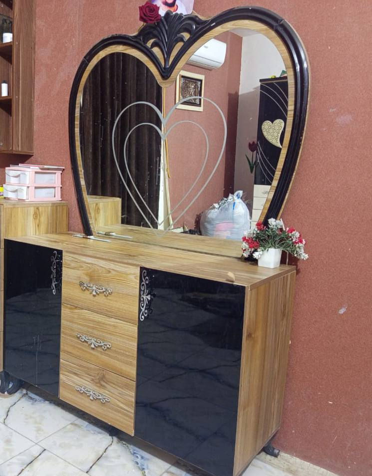 السلام عليكم: 
غرفة اخشاب جديدة بيع مستعجل سعرها 500 وبيها مجال قليل عنوان الغرفه ناحية نفر رقم تلفون   0781 252 7475
