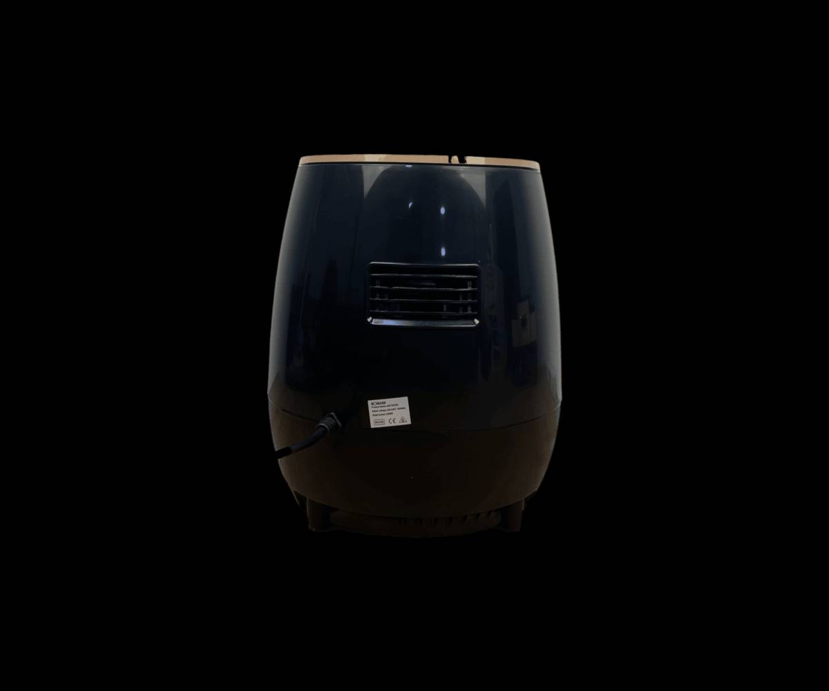 قلاية هوائية بومان سعة كبيرة 8 لتر – شاشة لمس LCD – قدرة 2400 واط

الاستخدامات

طهي المقليات الصحية بدون زيت مثل الدجاج، البطاطس، السمك، البروستد، والناجتس.

تحضير المخبوزات الخفيفة مثل الكيك، المافن، السمبوسة، والكرواسون.

إعادة تسخين الطعام بطريقة تمنحه قرمشة أفضل من المايكروويف.

شيّ اللحوم والخضروات بسرعة وبمذاق صحي.

مناسبة للعائلات، العزائم، والمناسبات بفضل سعتها الكبيرة.

المميزات

سعة ضخمة 8 لتر مناسبة للعائلة وتسمح بطهي كميات كبيرة دفعة واحدة.

قدرة عالية 2400 واط لتوزيع حرارة سريع ومتجانس.

شاشة لمس LCD للتحكم بالوقت والحرارة بسهولة.

غلاف خارجي أنيق بلون أسود مع لمسات ذهبية.

وظائف متعددة لعدة أنواع من الطعام (دجاج، بطاطس، مخبوزات، لحم…).

تحكم حراري دقيق من 80°C حتى 200°C.

مؤقت إلكتروني للتحكم الأوتوماتيكي بوقت الطهي.

سلة داخلية قابلة للفصل لسهولة التنظيف.

تشغيل صحي بدون زيت للحفاظ على نكهة الطعام بكمية دهون أقل.

تصميم آمن مزوّد بقاعدة ثابتة لمنع الانزلاق أثناء التشغيل.

نوع القابس: أوروبي ثنائي مع أرضي.

طول السلك: 70 سم.

محتويات الصندوق

قلاية بومان الهوائية 8 لتر.

سلة الطهي الداخلية.

شبكة معدنية ملحقة للخبزالشوي.

دليل الاستخدام.

الملاحظات

أبعاد الكارتون: طول 30 × عرض 30 × ارتفاع 35 سم.

مناسبة للجهد الكهربائي 220–240V  50–60Hz.

يفضّل عدم غسل الجزء الخارجي بالماء مباشرة (يمسح بفوطة).

السلة الداخلية قابلة للتنظيف بسهولة بالماء والصابون.