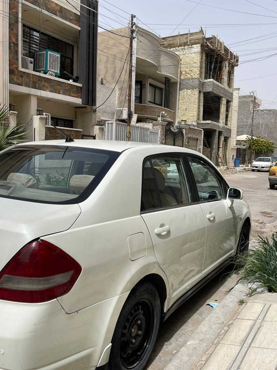 السلام عليكم نيسان تيدا 2009 خليجي لون ابيض رقم بغداد انكليزي بسمي بيه 4 قطع ابيع احزام محرك كير كفاله تبريد ثلج تخم تاير شاشه كامره حساسات خلفيه  خلفيه داخل عسلي محرك 1600 السعر 65 $ وبيه مجال مكاني بغداد ***********
