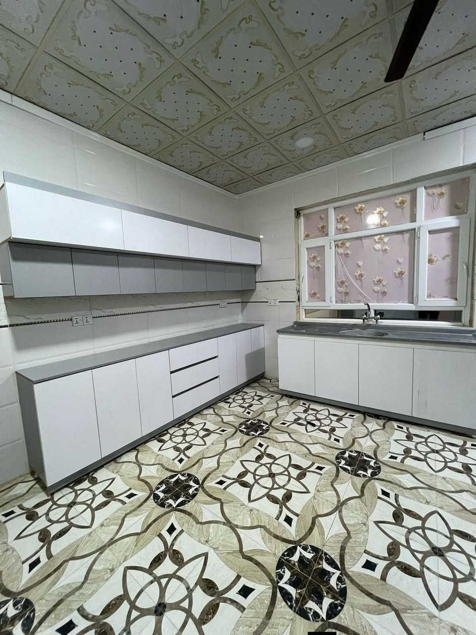 هه راج هه راج كه وانته ريكي 3مه تره مخسله كه شي مه ترو نيو به 550هه زاره ره نكوديزائين به خواستي كريار خويه تي بو زا نياري زياتر بيوه نديمان بيوه بكه ن *********** واتسئاب فايبه ريشي له سه ره گه ياند مان هه يه بو سه رجه م شاره كان ***********
