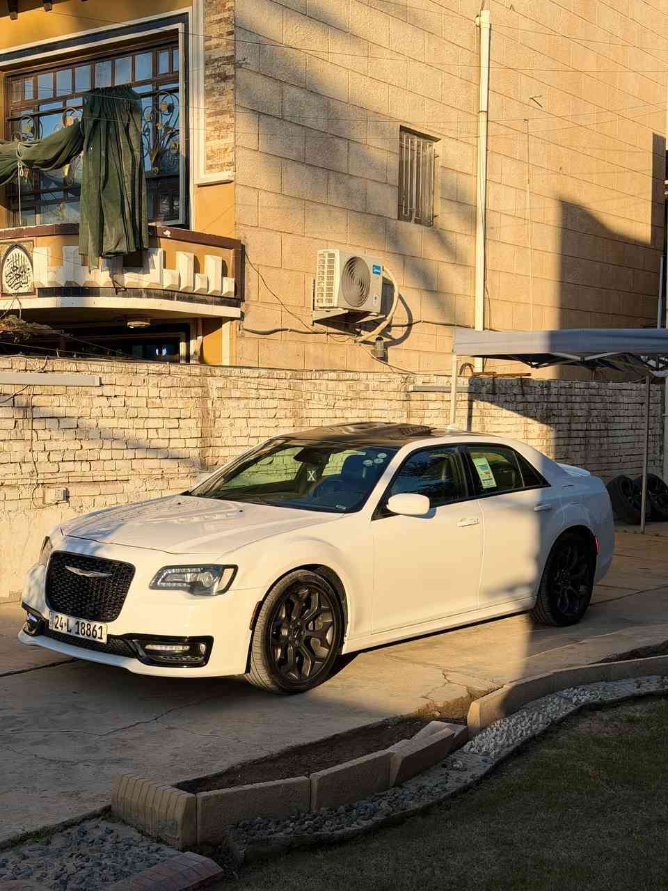 سلام عليكم
كرايسلر 300s 

موديل 2018 كندي كفاله كلين تايتل 

بانوراما بجم عريض 

ماشيه 60 الف 

اكفلك السياره من رصعه ول شخط ول نكراش 
و اكفلك الكير ول مكينه ول كهربائيات و كلشي بل سياره 
السياره 

و كلشي بل سياره بدلته قبل سبوع 
بدلت تخم تايرات 
بدلت بلكات و نوزلات و  مجاول ول بدلت دهن و بدلت مي الراديتر بل جهاز و تبدل الفيت بم و تبدل باتري السياره 
ول سياره مبرمجه سيفتي للمكينه ول حماوه يم الياس 
يعني ربع متصرف عليها 

مكاني بغداد الدوره 
سياره بسمي ثاني يوم احولك 

***********
