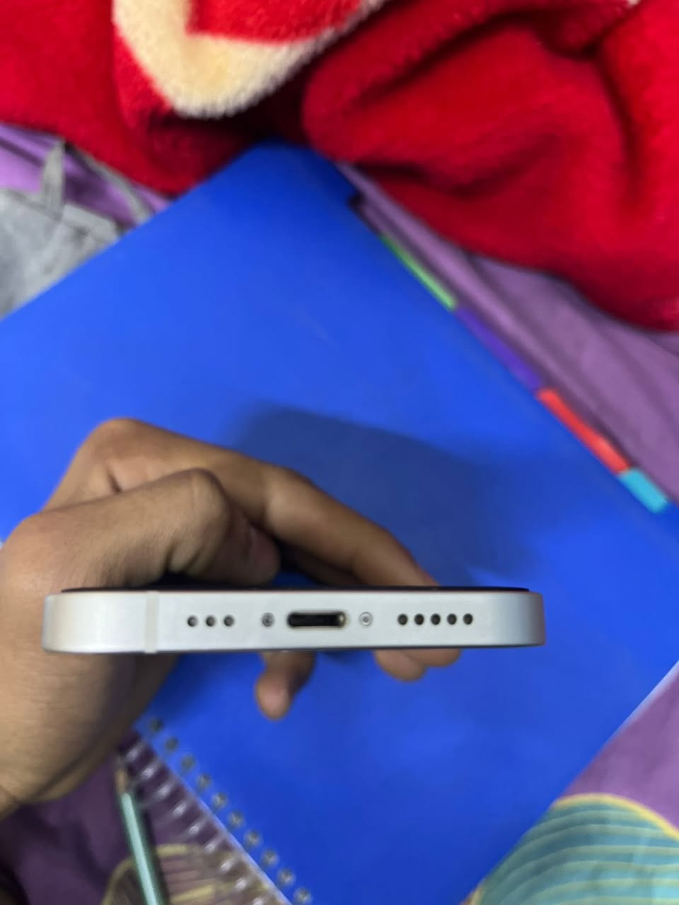 آيفون 13للبيع الجهاز مكفول كفاله عامه نضافته100 بطاريته 90 ذاكرته128 دبال شريحه مكاني بصره قبله  الجهاز للبيع السعر450 نموذج m
