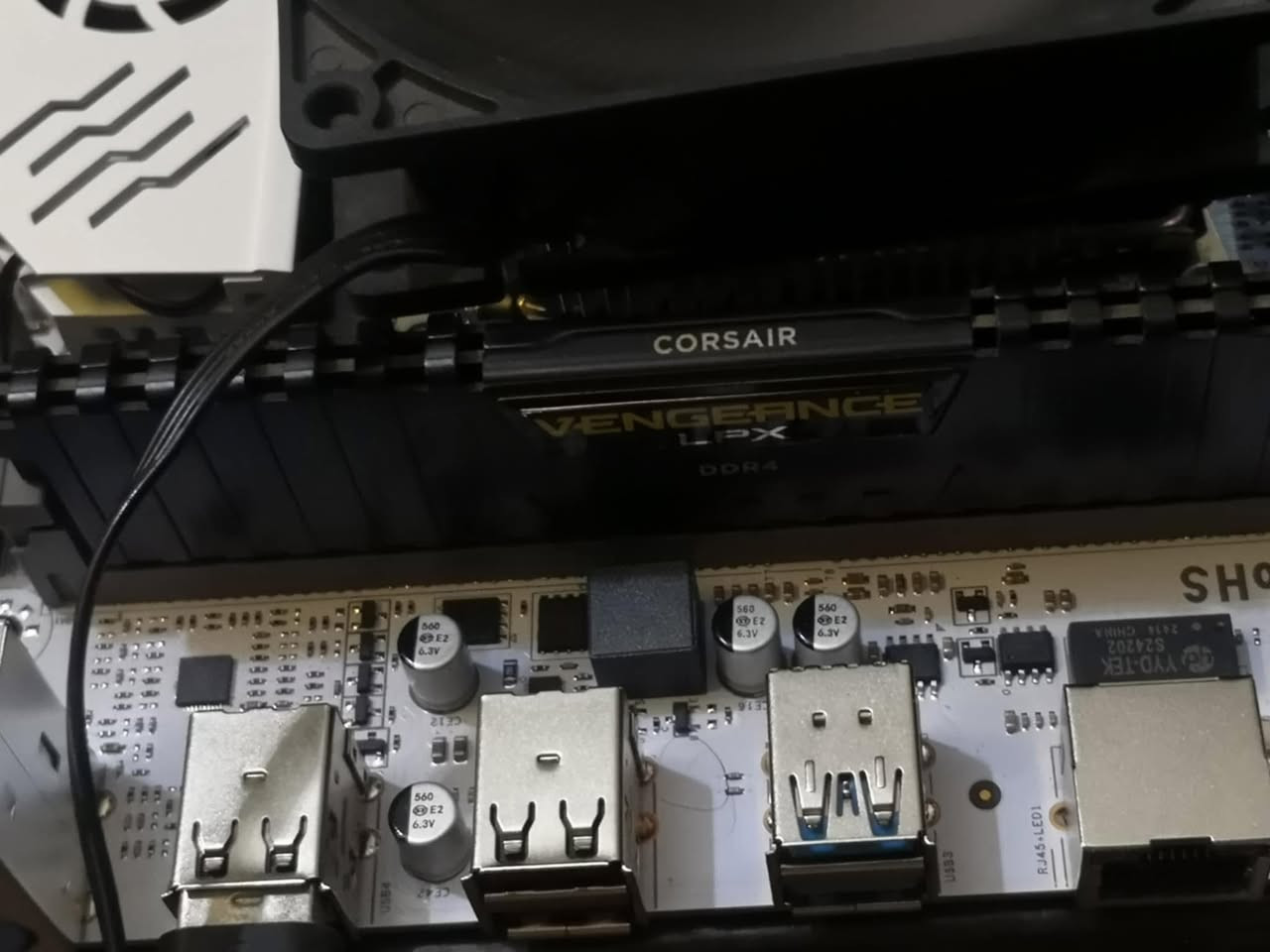 السلام عليكم 
بوردx99+معالج +رام كورسير 8g
السعر 65الف
***********رقم واتساب للتواصل
