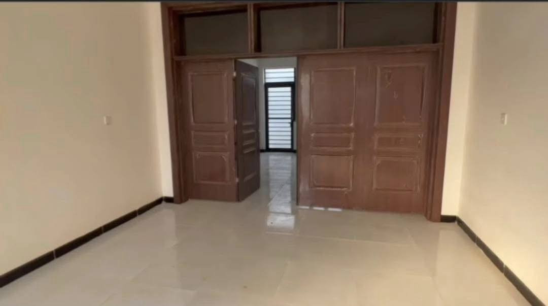 بيت للبيع في مجمع المختار على وضع الشركة جديد وفارغ
واصل 150 مليون يباع بتطلوعه
 مساحته 200 متر بلوك 26 المنطقه مالته بالمنتصف  البيت بي غرفتين نوم وحده فوق سويت وغرفه جوه ومكشوفات اثنين وحمام وحديقه وكراج سياره
للأستفسار *********** 📞
او مراسله صفحه مكتب ابو مشتاق للعقار 
عنوان مكتبنا
"الكوفة حي المتنبي الشارع الفاصل بين حي المتنبي وحي الجامعه مجاور مكتبه هشام " 
نستقبل جميع عروضكم من البيوت والعرصات
