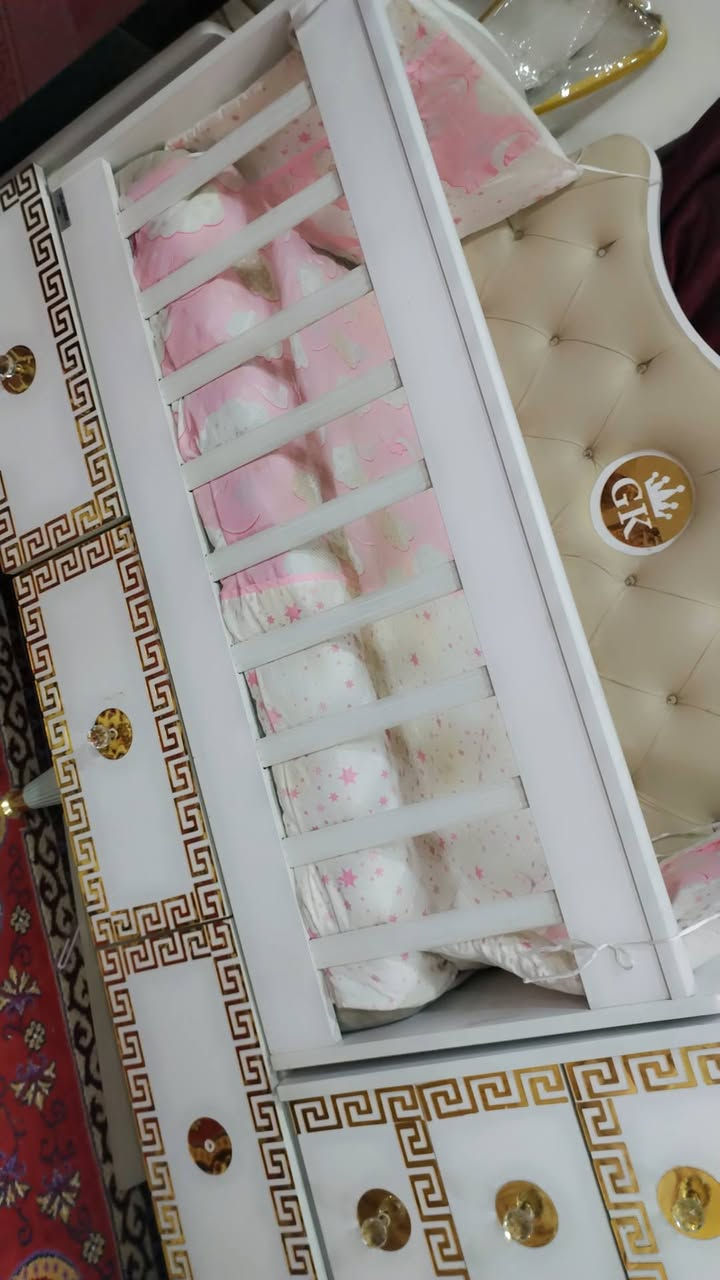 السلام عليكم جربايه أطفال ملكيه تتحول إلى سرير للبيع مع المصدات كاملات مو بس المعروضات مستعمله قليل السعر 150 وبيها مجال الكروه الرقم  *********** واتساب فقط
