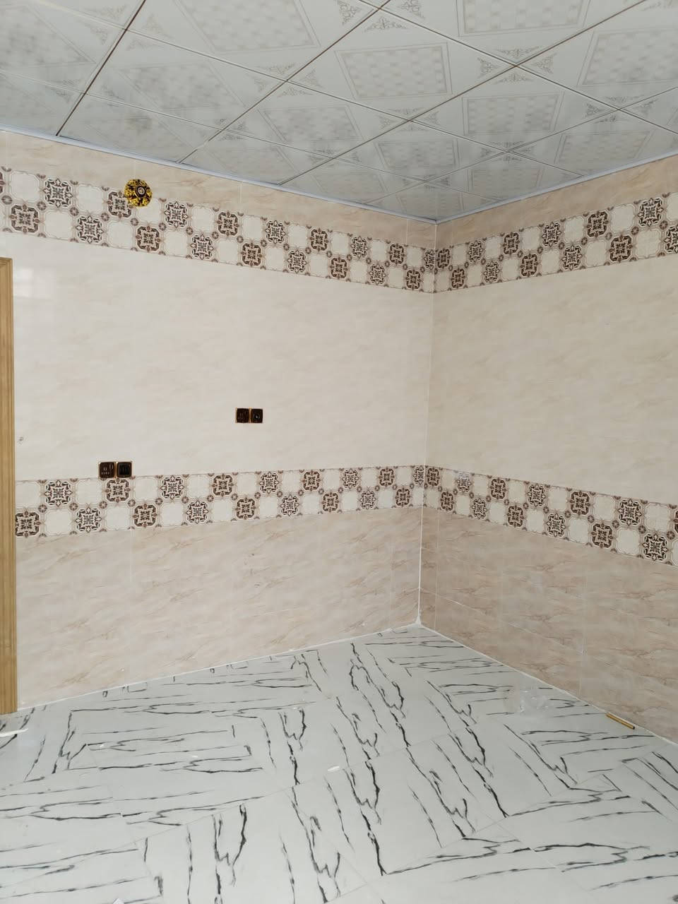 كربلاء بيت للبيع  مجمع سيد اسماعيل السكني 50 متر طابق ونص سند 25 اقرار محكمه مكاتبه من صاحب الارض  مجمع متكامل خدمات ماء كهرباء مجاري تبليط انترنيت اسواق السعر 49 مليون وبي مجال بسيط
  للاستفسار على الارقام ابو يوسف 
***********
*********** 
(( غرفة نوم واستقبال وصاله ومطبخ وصحيات طارمة ومنور))
