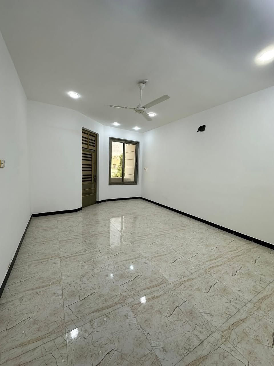 دار جديد مساحة 140 م جاهز في الكفاءات الجمعية العدل الثانية 📍
يحتوي على 
🔻4 غرف نوم 
🔻2 صحيات 
🔻 مطبخ 
🔻صالة 
🔻مناور 
🔻 كراج و حمام خارجي 
البيت أرضيات مرمر شبابيك ألمنيوم ابواب حديد حماية ثقيل 
للاستفسار اكثر يرجى الاتصال:- 

☎️***********

☎️***********
  
مستشارك العقاري الاول في الغزالية ⭐️
