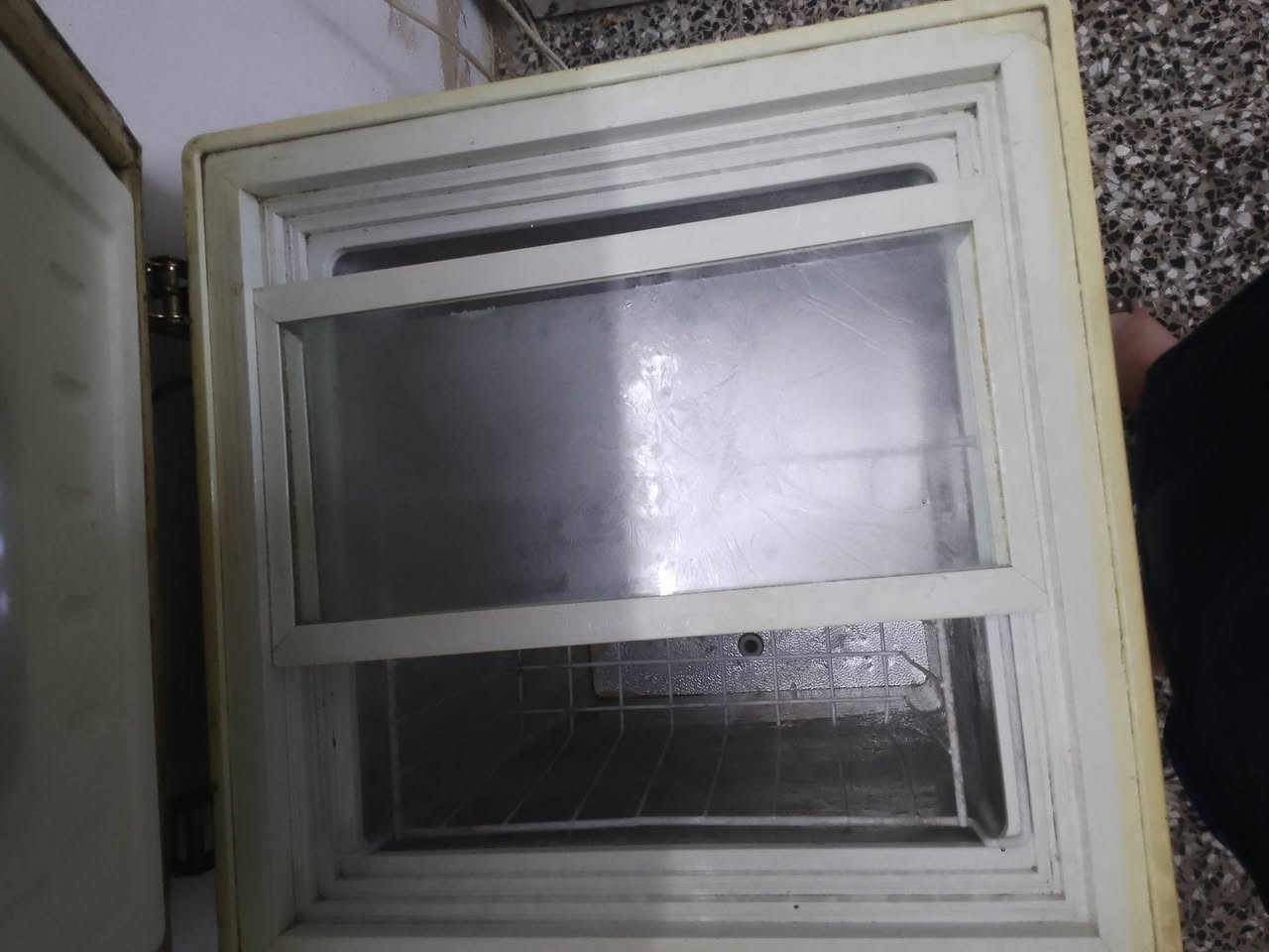 مجمده مستخدمه قليل الطول متر والعرض نص متر السعر 100 وبيها مجال مكاني مدينه الصدر ***********
