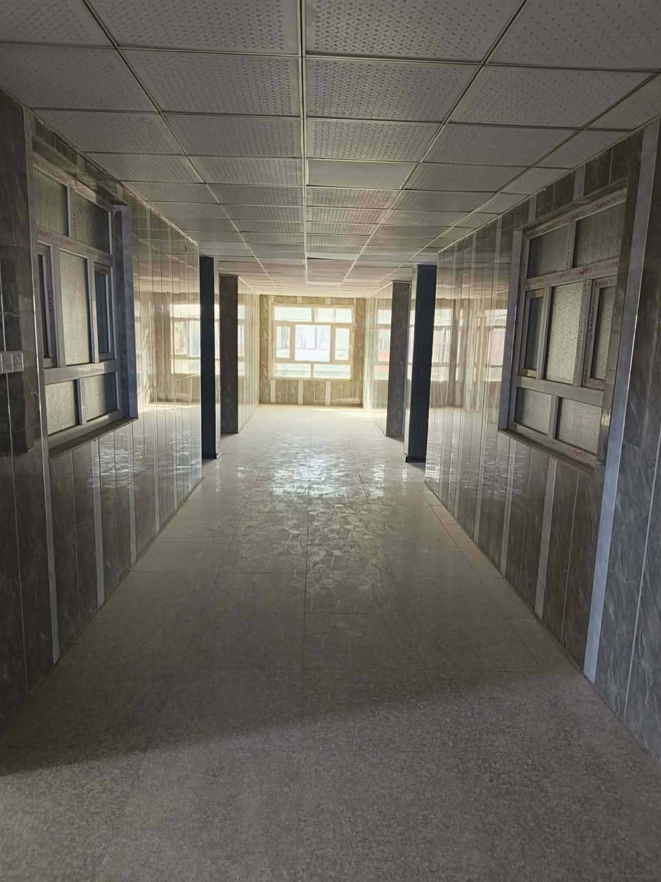 تفاصيل
بناية لايجار 
حي العامل منطقة السابعة مقابل ازياء الوائلي 
مساحة 348 متر ركن 
تحتوي على
طابق الارضي
محلات عدد ٤ 
شقق عدد ٢
مكتب ادارة 
طابق الاول 
تحتوي على مكاتب عدد ١١ ومجموعة صحيات 
طابق الثاني 
تحتوي على مكاتب عدد ١١
ومجموعة صحيات 
طابق الثالث 
قاعة كبيرة 
سعر الايجار طابق الاول ٢.٢٠٠ كل مكتب ٢٠٠الف دينار . 
وطابق الثاني نفس طابق الاول 
يحتوي على مصعد البناية.
ملاحظة طابق الارضي و القاعة ماجر بالكامل.  تصلح عيادات طبية مكاتب معاهد شركات مراكز
اي استفسار ***********
