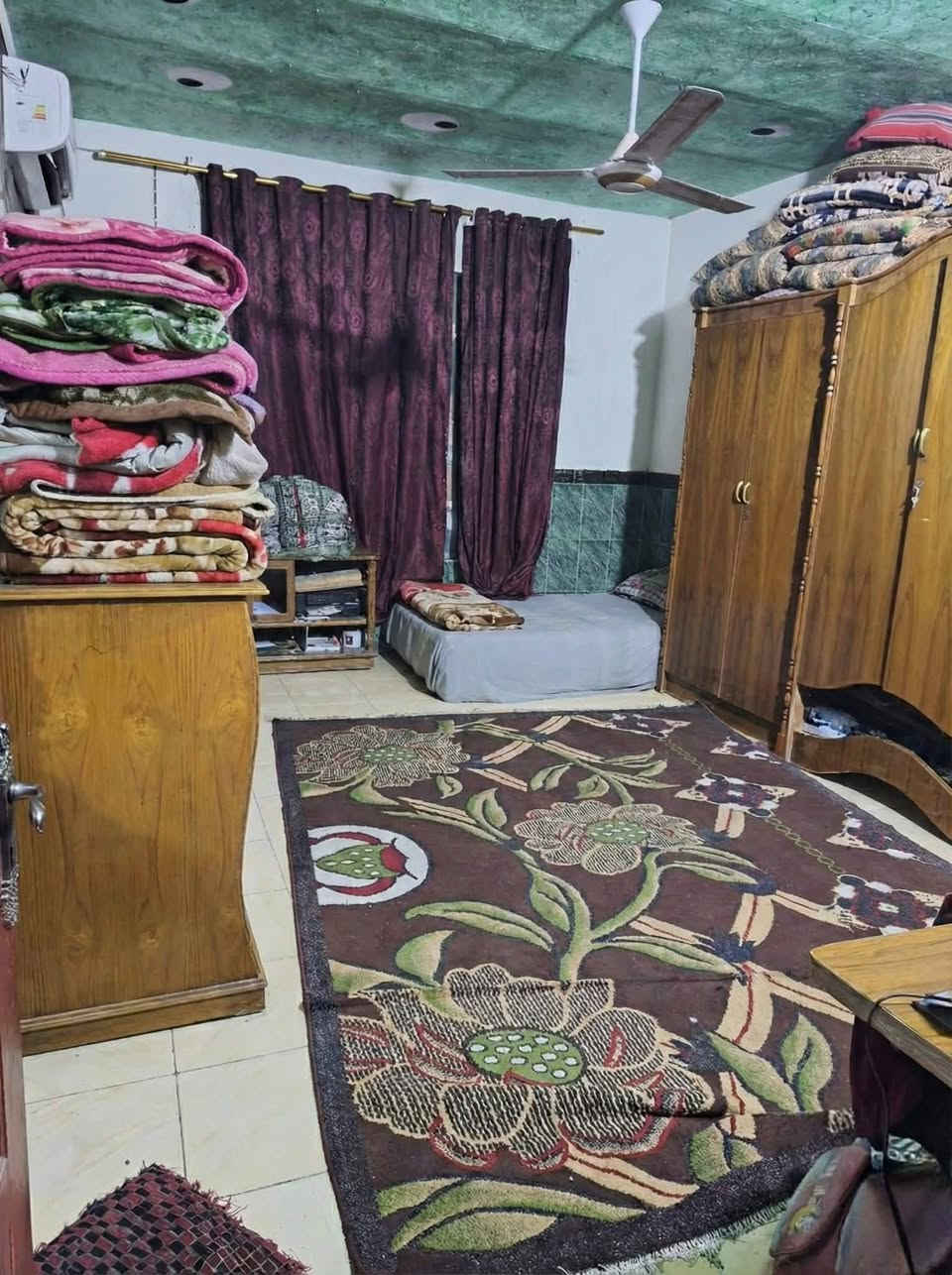 دارللبيع بدايه شارع الزوار قرب مسجد السهله  زراعي طابق ونص غرفه وصاله وستقبال ومطبخ وصحيات داخليه وخارجيه والطابق الثاني غرفه ويوجد بالدار اسواق شغاله للاستفسار رقم صاحب الدار ***********
