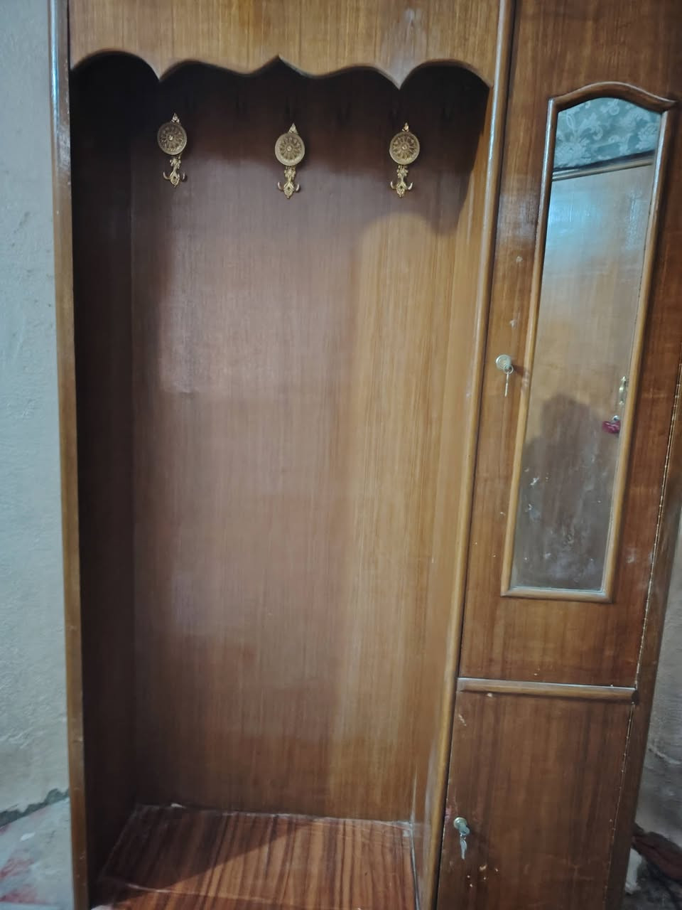 غرفه اخشاب للبيع السعر 4 00 بها مجال العنوان النجف رقم موبايل ***********
