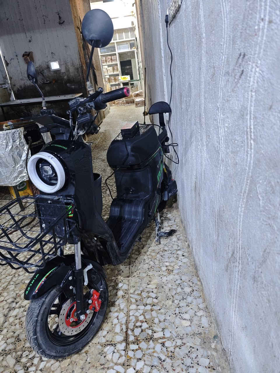 سلام عليكم R9 موديل 2026 جديده صارلها شهر من طلعت من الوكيل وما ماشيه هواي ما تعبانه بعدهي ع وضعيه الشركه وكيل حيدر النيار 
تجي ب نضام وقوف P
بيها نضام بك رجوع 
اربع سرع 
5 بطريات 
بيها بصمه وسويج وكارت 
اشاير خلفي وامامي كلها شغاله 
بلوتوث  بيها 
دبلات خلفي وامامي 
الدراجه بعدهي نضيفه جدا مكاني نجف حي السلام 
*********** هذا رقمي سعرها 450 بيها مجال
