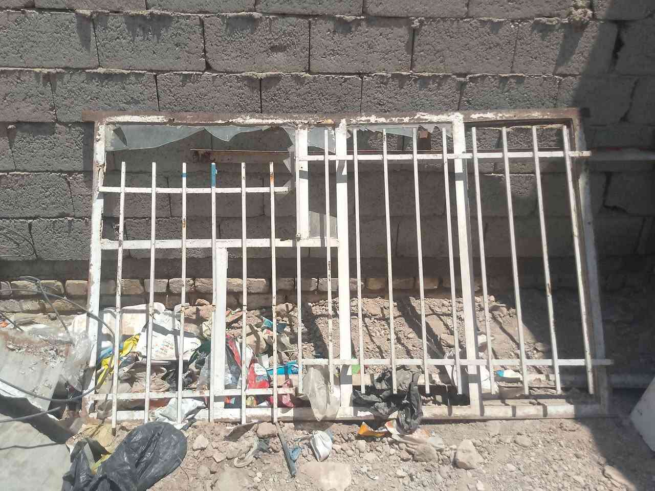 السلام عليكم..باب طلاقتين ..و3بيبان فرده وحده...وشباك متر ونص..في مترين حديد ثقيل.....كلهم200الف..مكاني الشعب سبع قصور.***********
