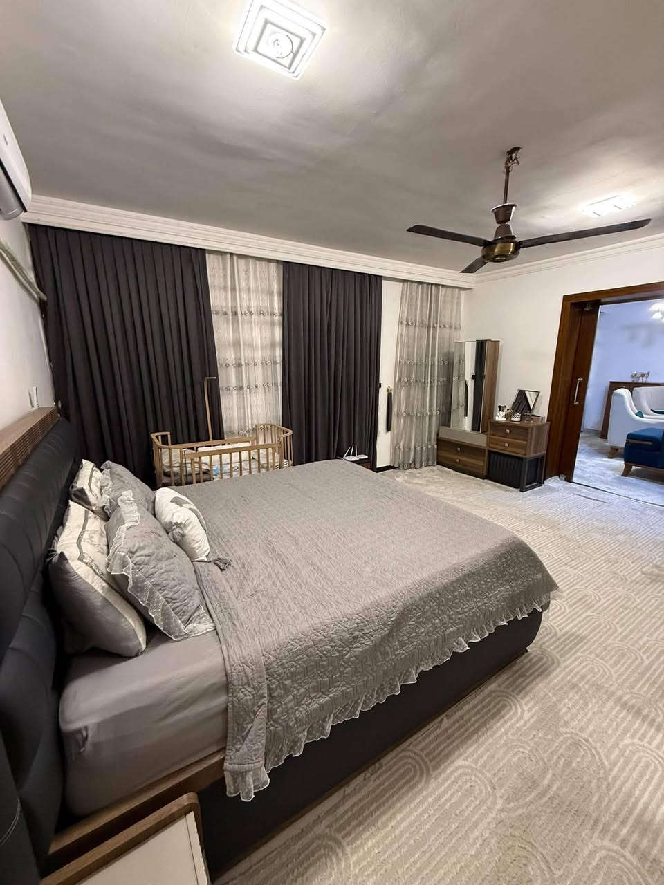 يقدم لكم مكتب العز للعقار 💙

بيت للبيع 🏠 مساحتة ٢٠٠متر واجهية ١٠ نزال ٢٠ في منطقة حي الجهاد محلة ٨٩٥ مربع جامع النور البيت طابقين 🏙️

🌿 الطابق الاول يحتوي على غرفتين نوم وحولي واستقبال ومطبخ ومجموعة الصحية 🛏️🛁

🌿 والطابق الثاني بناء حديث يحتوي على غرفة نوم واستقبال ومطبخ ومجموعة صحية اي بمعنى سويت ويرهم مشتمل منفصل ويحتوي على درج خارجي ويحتوي ع طرمة تسع سيارتين 🚗🚗 وتشجير داخلي وخارجي وقمرية 🌳🌕
ملاحظة البيت يحتوي ع كاونترات المنيوم تفصال عدد ٢ من ضمن البيت 🔨

للاستفسار عن السعر
*********** واتساب
