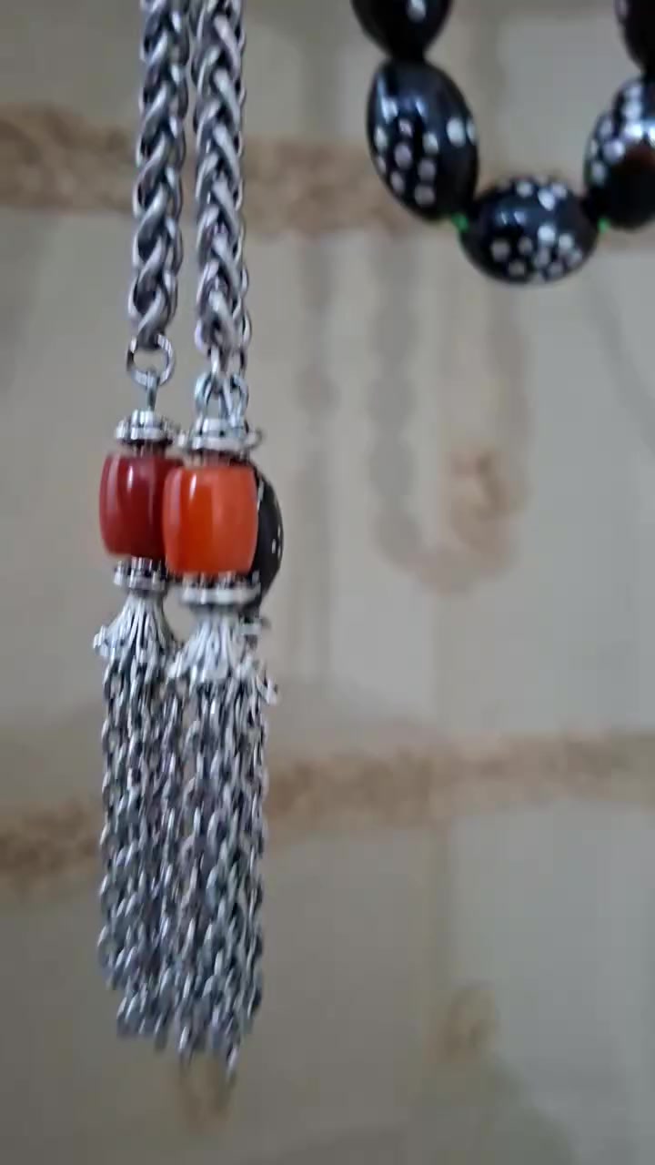 يا الله.. 🤲🌹
 يسر حجازي مكاوي  قديم ...
العدد (39) خرزه دك بقلاوه فواصل مرجان اصلي…
ملاحظه الشاهود بي تصليح جدا بسيط… 
وزن السبحه الوزن 70  غرام بدون كركوشه صافي   

ملاحظه 💢 ابيع شرط حجازي مكاوي قديم … 

الشراي فقط يتواصل خاص ... 
ما راوس بيع فقط احبتي الغالين ...

 تواصل واتساب او على رقم ***********..
يوجد توصيل كافه محافظات العراق. 🚛...
