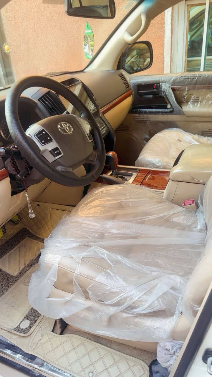 سلام عليكم ورحمه الله وبركاته
لاندكروز 2013 خليجي بريم 
المحرك 6 سلندر 4000 
عدد المقاعد 7 جلد 
كشن كهرباء 
حساسات أمامية وخلفية 
كامرة خليفة 
شاشه لمس 
مري جانبيات شفط بل رجوع ينزلآ 
ثلاثة قطع تبريد 
زراك لايت 
لايت زنون قوي 

السيارة مكفولة كفالة عامة من اي صبغ 
رقم بغداد دولي بسمي تحويل ثاني يوم 
كروز مثبت سرعه 
سلايت روف فتحة 
السعر 370 
للاستفسار ***********
مكاني بغداد
