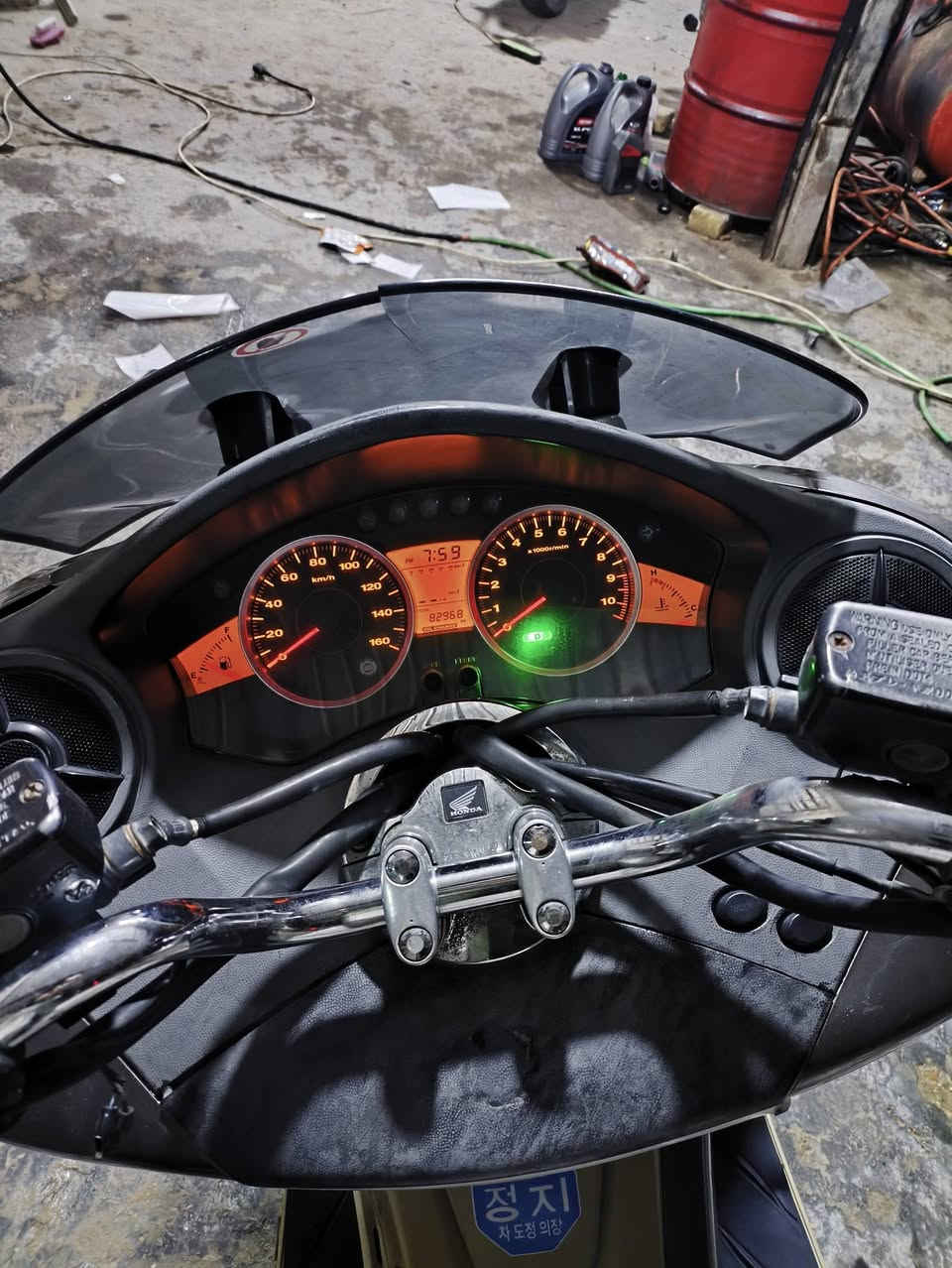 السلام عليكم 0/10 للبيع اسرايليه اصولي بصمه + سويج طوارء  مواصفات معروفه  معدل 150 نقص فقط جالمغ امامي  مكان حله  لتواصل ***********
