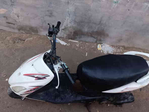 سلام عليكم دراجه ادرس 140
دراجه ناريه ضعيفه صارله شهرين متروكه  كفرات كامله رقم *********** السعر225
