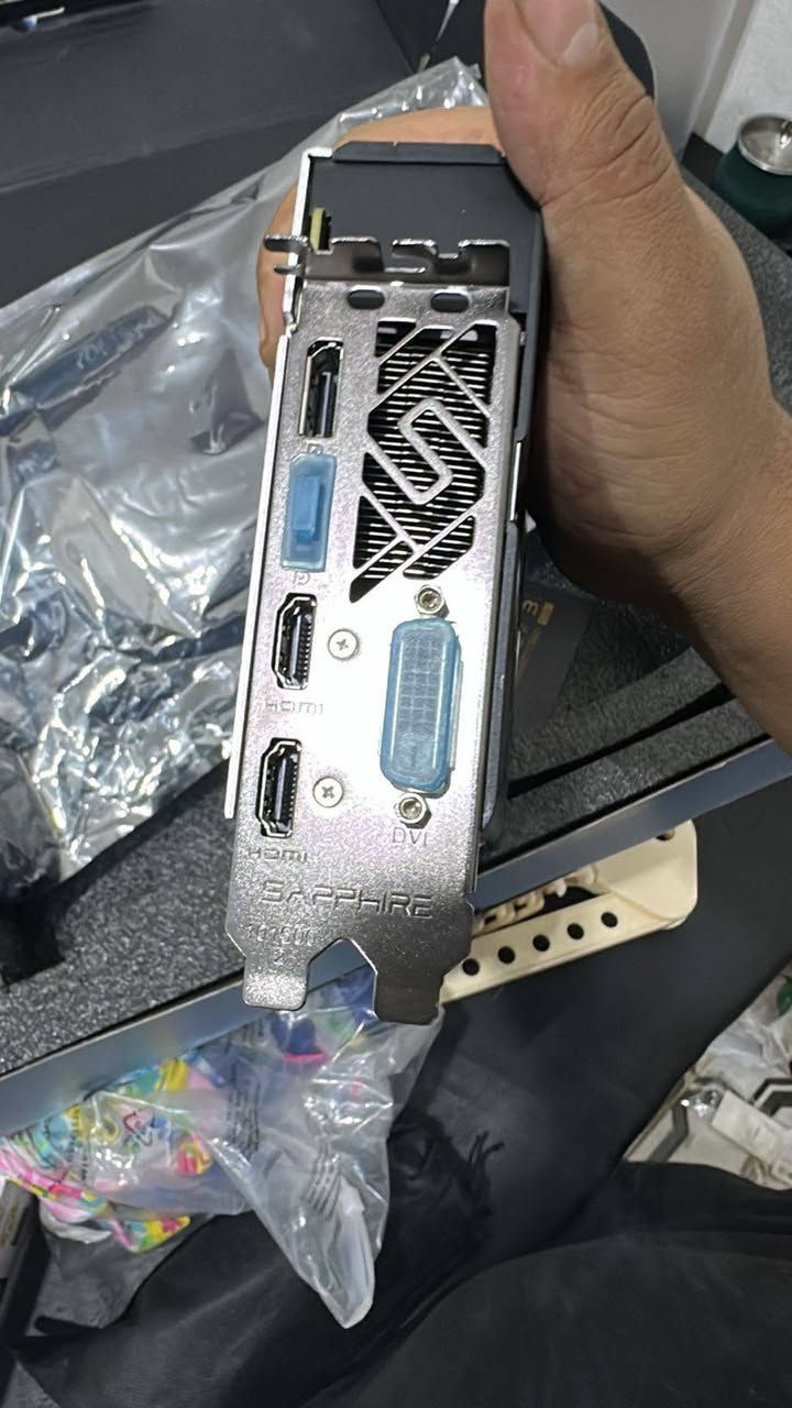 Sapphire Nitro+ RX 590 (8GB) 🚀
​لعشاق الأداء العالي والميزانية الذكية! متوفر الآن كرت الشاشة RX 590 النسخة الأسطورية Nitro+ الزرقاء (أو النسخة الخاصة). هذا الكرت هو النسخة الأسرع والأحدث من الـ 580، وبأداء يتفوق بمراحل!
​لماذا هذا الكرت تحديداً؟
​✅ الأداء: أقوى من الـ 580، يعطيك إطارات (FPS) أكثر في الألعاب الثقيلة.
​✅ الذاكرة: 8GB GDDR5 (مثالية لـ Warzone و Cyberpunk وألعاب 2024).
​✅ التبريد: نظام Sapphire المزدوج (Dual-X) المشهور بقوة التبريد وهدوء الصوت.
​✅ المنافذ: يدعم Dual HDMI (ممتاز لنظارات VR) و Dual DisplayPort.
​✅ الحالة: نظيف جداً وجاهز للعمل الشاق

السعر  110 مع التوصيل


**إذا كنت صاحب هذا الإعلان وتريد حذفه لأي سبب، رجاءا أرسل رسالة إلى الدعم الفني**