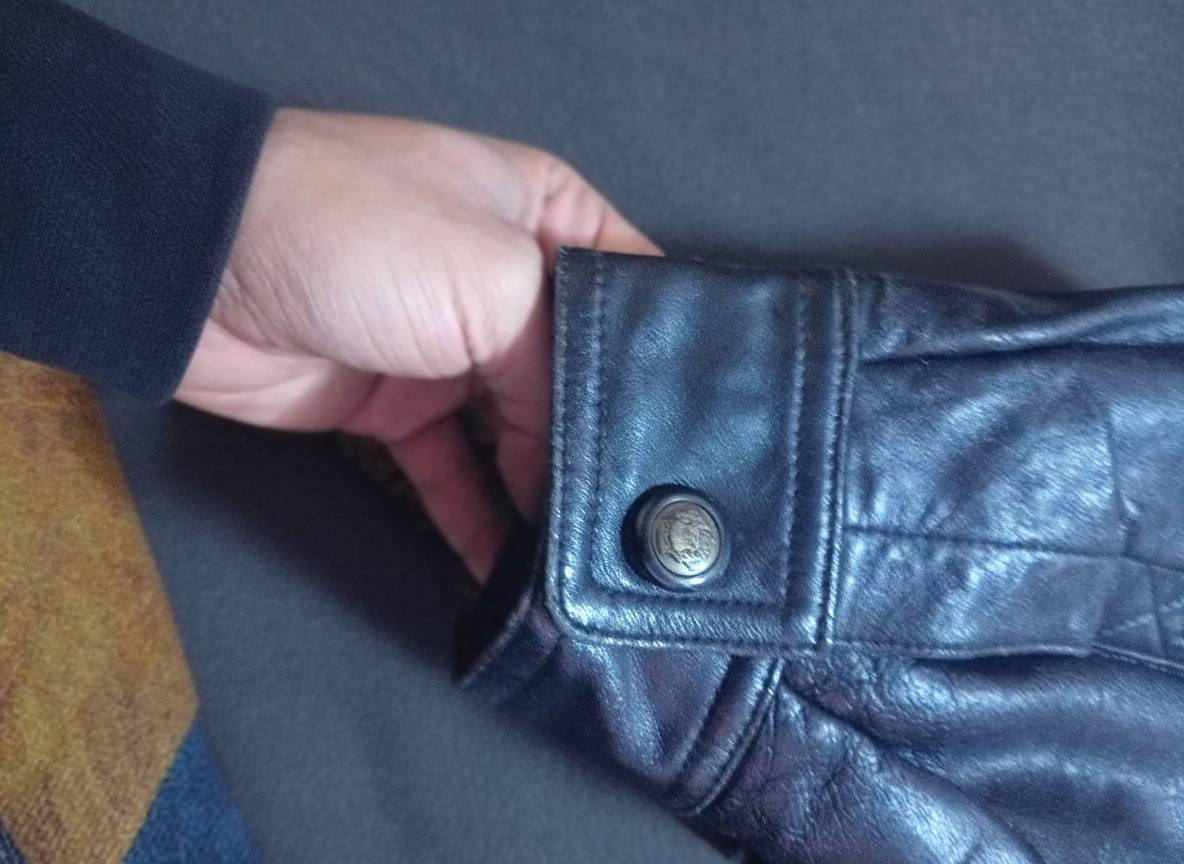 🧥 قمصلة جلد رجالي – ماركة INDIAN
✔️ الحالة: نظيفة جدًا / استعمال خفيف
✔️ اللون: أسود
✔️ الخياطة مرتبة والشكل أنيق
📞 للتواصل: خاص / واتساب ***********
