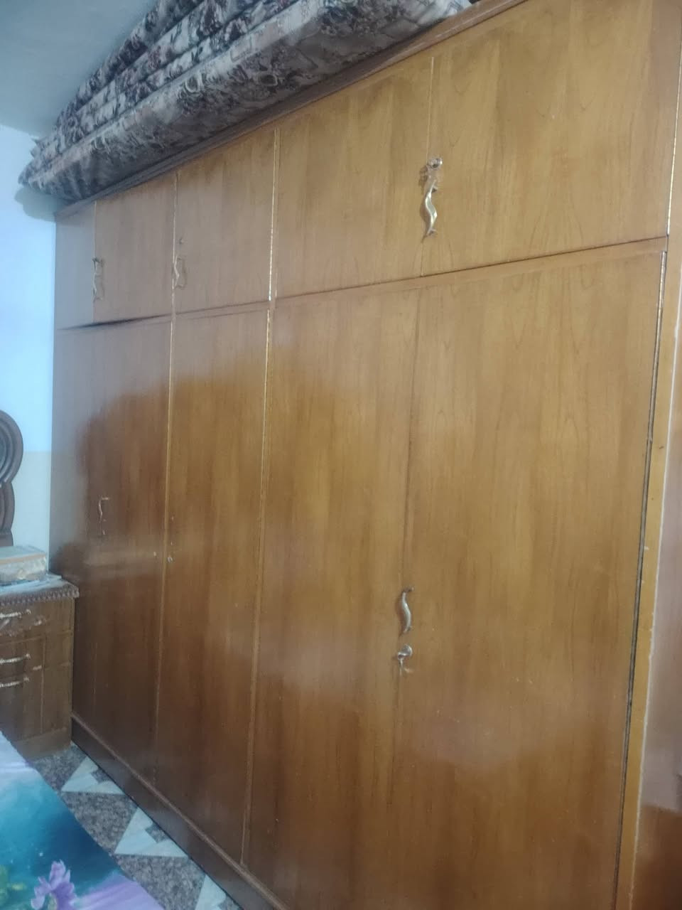 قنصور مستعمل 5ابواب ملحق خشب صاج عراقي ثقيل نظيف للبيع السعر 350الف وبي مجال قليل للتواصل على الرقم ***********

