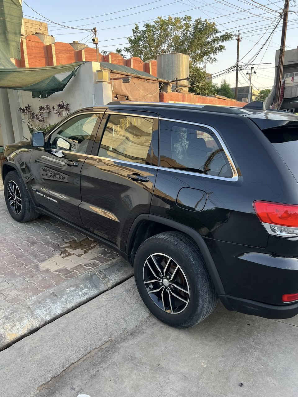 السلام عليكم سياره جيب لاريدو  موديل 2016 رقم سليمانيه سنويه لحد 29 شرط التحويل دفتر بانزين مواصفات الاريدو معروفه تشغيل عن بعد حساسات خلفيه شفتات سترين انضمه بانزين الايكو والاسبورت وباقي المواصفات….ضرر.    جامرلغ الامامي جهت السكن ربع صبغ فقط وباب السكن من جوه اشويه صبغ بدون ايرباك وبدون دواخل مكان السياره كركوك …. رقم الهاتف ***********  سعر السياره 210 وبيها مجال قليل
