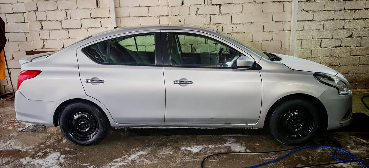 سلام عليكم نيسان فيرسا مديل 2018  وارد امريكي ضربتها دعاميه .محرك توني شاده منظومة تبريد توني شادها تخم تاير جديد الحدادية 70%
سعرها 86 
رقم ***********
