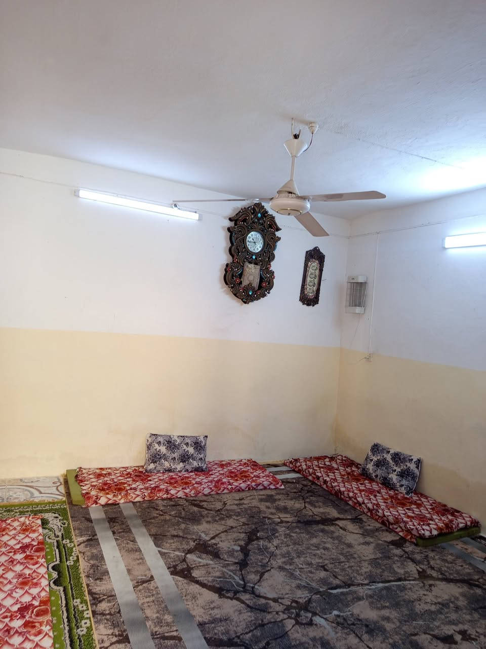 دار للبيع طابقين بهزر خلف جمعية النقاء الفرع الاول جانب الركن طابو زراعي سند ٢٥مع كامل الخدمات مساحة 123م 8م ونصف الوجهة والنزال 14م ونصف غرفة نوم واستقبال ومطبخ وصحيات داخليه وخارجية وكراج الثاني غرفتين نوم  السعر 60مليون وبي مجال للشراي للاستفسار خاص او ***********
