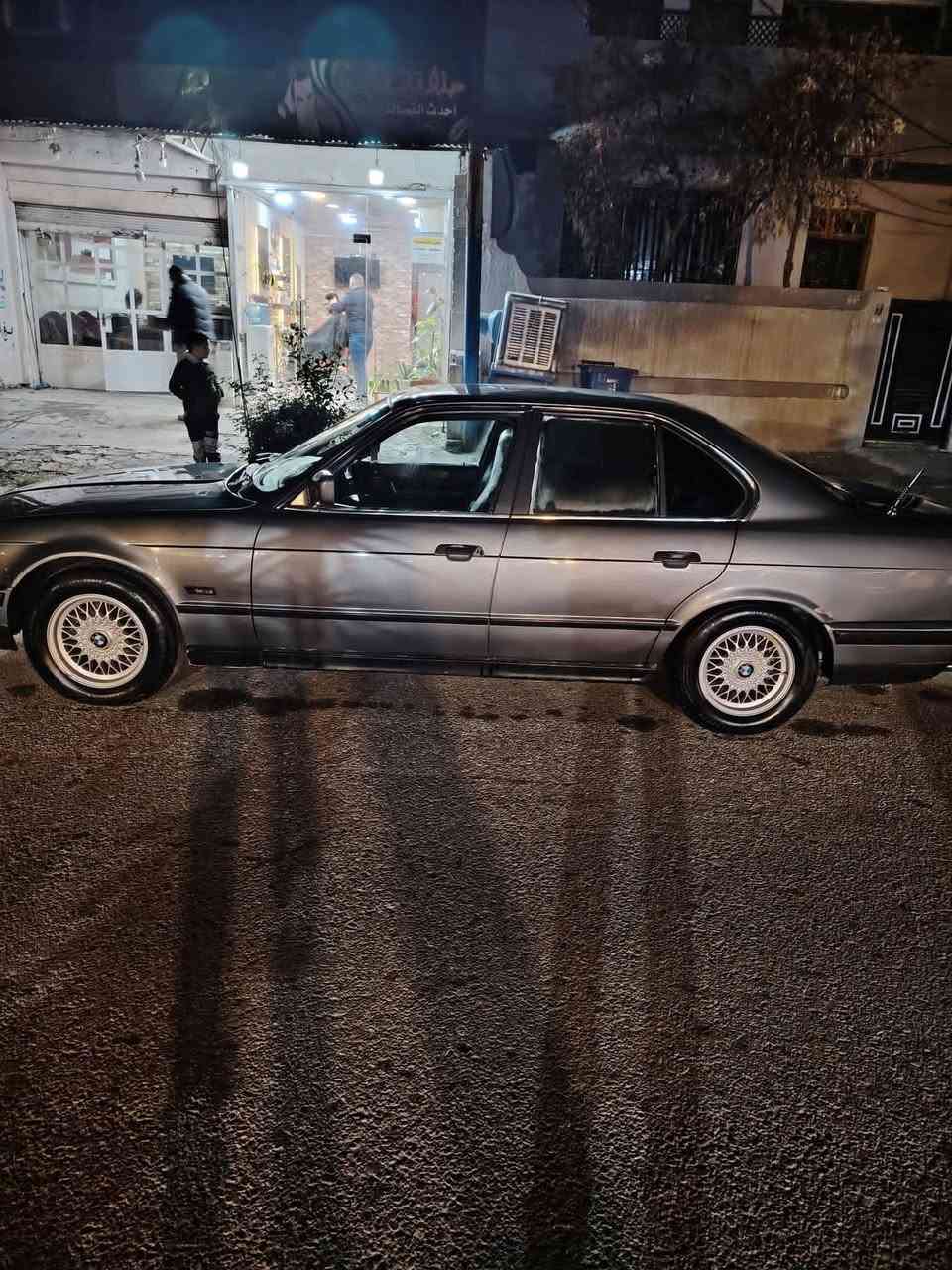 ب ام525البيع سعرها 42 روقه وبيها مجال 
سياره  فول  اللون رصاصي موديل 1988 وضع شركه مصبوغه عام جماليه بدون اي حادث شرط تبريد  طخم امامي خلفي  جديد داخل نظيف كشنات  جلد محرك فل رقم نينوى اجنبي  اني الشرعي  شرط التحويل تاريرات جديده  كير اوتوماتيك بكان سيارة موصل السعر42ورقه وبيها مجال الاتصال على الرقم التالي *********** ***********

