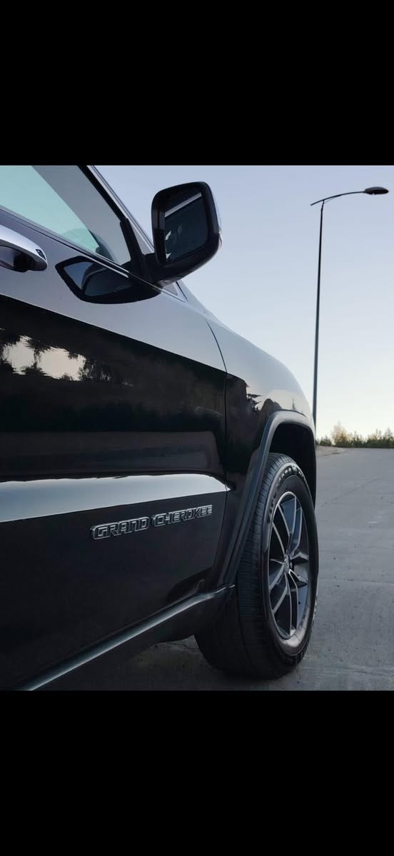 السلام عليكم من رخصة الادمنية للبيع جيب 2017
لمتد فول مواصفات للاخير رقم بغداد دولي ب اسمي سنوية جديدة
حادث جاملغ و بنيد بدون ايرباك السيارة كلش جديدة 
فتحة تشغيل عن بعد كشنات جلد و كهرباء و تدفئه 
سستم سماعات شاشه جبيرة كشن خزن ميموري 
لايتات متحرك داينمك جنطة كهرباء حساسات و اوتو ستوب
مكاني شارع فلسطين عارضها ب 197$ بيها مجال 
اي استفسار ***********
